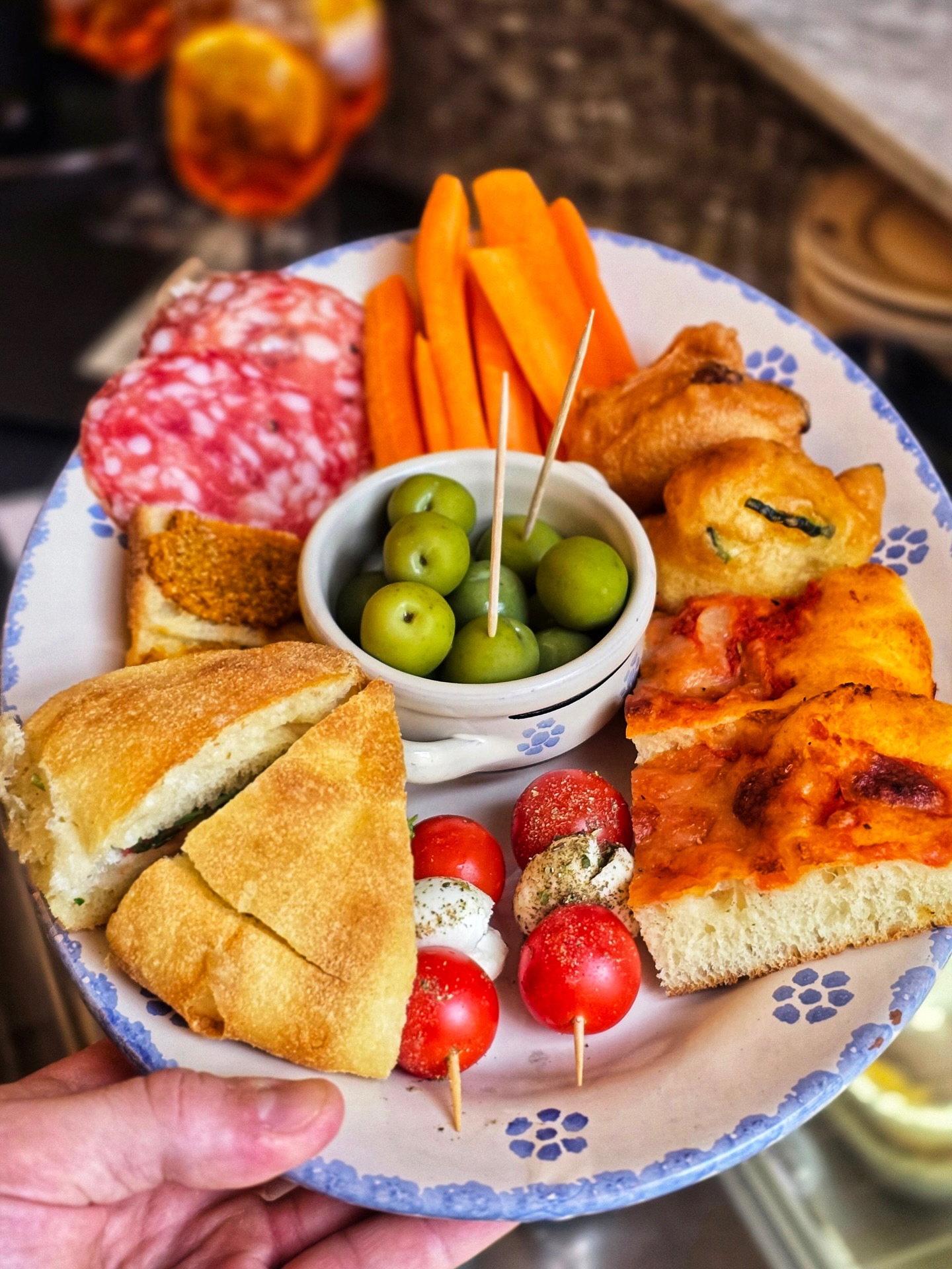 Bites, sips, and good company - that’s aperitivo.🇮🇹
#zurich #aperitivo #food #drinks #cocktails #apero #switzerland #italian #italy