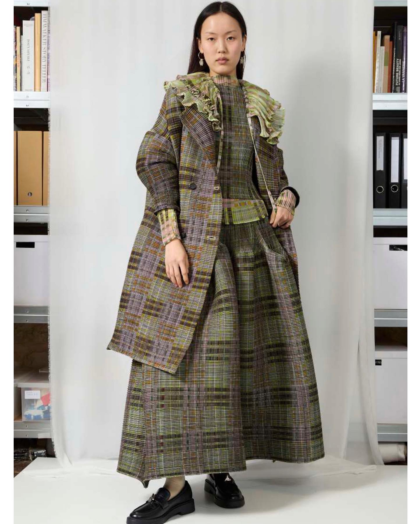 PUMP UP THE VOLUME 💨 #AW25 has dropped at @julia__heuer ! Tartan Twigs captures a fresh mix of geometric and floral hand-pleating clashed with fuzzy knits, voluminous silhouettes and novel layering. Open for #SS26 appointments right now in Paris @parisfashionweek - Contact us to book a walk-through.
Photo @toby.st
Model #Zaya
#juliaheuer #showroom #showroomappointments #parisfashionweek #contemporaryfashion #luxury #nichebrands #shibori #pleats #printdesigner #print #luxurylabels #artisanal #artisanalfashion #luxuryretail #avantgardefashion #sustainablefashion