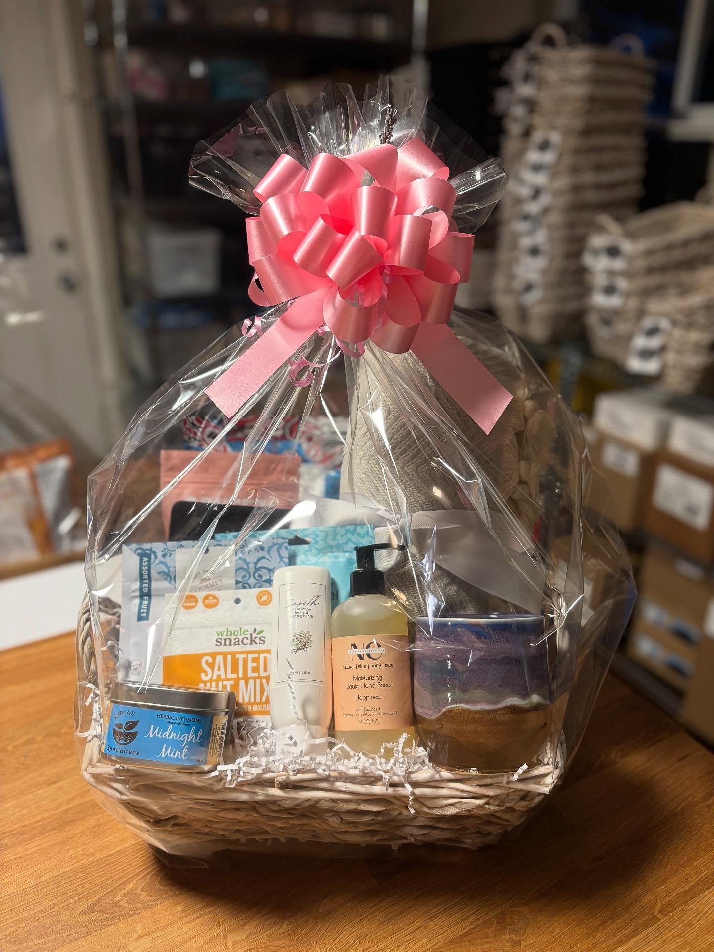 A couple of recent gift baskets; one is a custom creation and the other is our Thanksgiving Gift Basket with tea in place of the sodas. Always supporting Canadian BC businesses 😍💜
#fraservalleybasketco #thanksgivinggift #customgiftbasket #giftbasketsofinstagram #canadiangiftbaskets #bcsmallbusiness #shoplocalbc #abbotsfordbc #fraservalley #corporategifting #hostessgift #giftideascanada #supportlocalbc