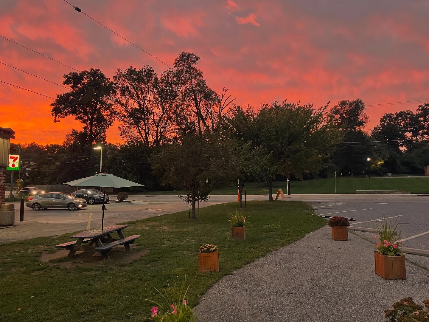 It might be fall, but it still feels like summer out here! We’ll be open through October, so come grab your last sweet fix before the season ends!! 🍁 ☀️