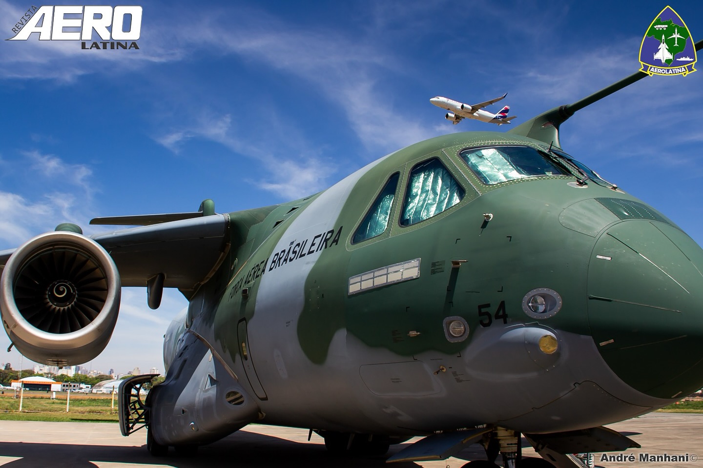 Dois gigantes da aviação mundial, no ar, o Airbus A320neo da Latam Airlines realizando uma belíssima passagem sobre os céus de São Paulo e no solo, o gigante brasileiro que está conquistando o mundo, o Embraer KC-390 Millennium da Força Aérea Brasileira ambos encantaram o público que lotou o PAMA-SP durante o Portões Abertos na capital paulista.