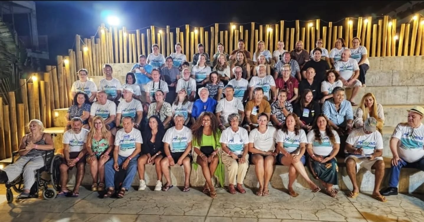 ✨🌎 De 25 a 28 de setembro de 2025, Maceió (AL) virou o ponto de encontro do jornalismo de turismo no Brasil 🇧🇷📰✨ Recebemos o 40º Congresso Nacional da Abrajet-BR 🎉🙌
📌 O evento histórico reuniu jornalistas de todo o país 🧳🤝 trazendo debates, integração e novas perspectivas para fortalecer o setor do turismo 🚀🌴
💡 Com o tema “Turismo, Comunicação e Desenvolvimento Sustentável” 🌱📢, tivemos painéis, oficinas e visitas técnicas 🏝️📚 que mostraram todo o potencial de Alagoas 🌊🌞
🔥 Destaques:
👉 Inovação na comunicação turística 💻✨
👉 Combate à desinformação 🚫📰
👉 Valorização do jornalismo regional 🌍💙
✈️ A comitiva de São Paulo marcou presença com 16 pessoas 👏📰 representando a força de São Paulo.
🎂 O congresso também celebrou os 40 anos da Abrajet-BR 🎊 reafirmando o compromisso com um jornalismo ético, independente e que fortalece o turismo nacional 🌟🇧🇷
💚 Escolher Maceió como sede foi um verdadeiro reconhecimento ao seu patrimônio cultural, social e natural 🌊🏖️🌴
👏✨ Parabéns a todos os participantes que fizeram parte desse momento inesquecível! 🙌💙✈️
Foto: @ronald_llopes
#Turismo #Jornalismo #Abrajet #Maceió #Alagoas #TurismoSustentável ✈️🌎