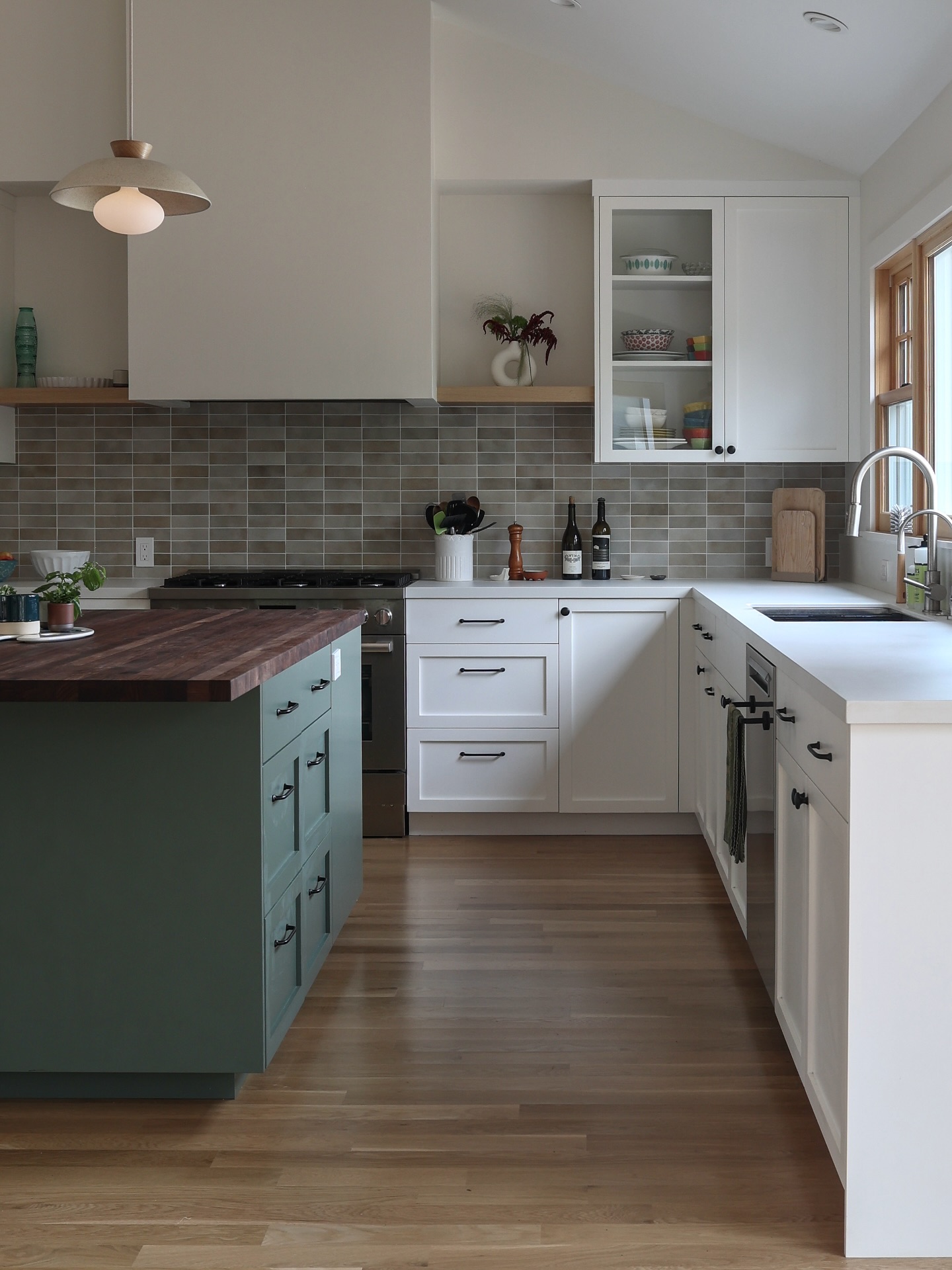 We just finished this Eastside Santa Cruz project and we’re loving all the design details and clean lines!
GC: @etcutlerconstruct
Interior Design: @christie_hausmann_design
photo: @b.ritt.back