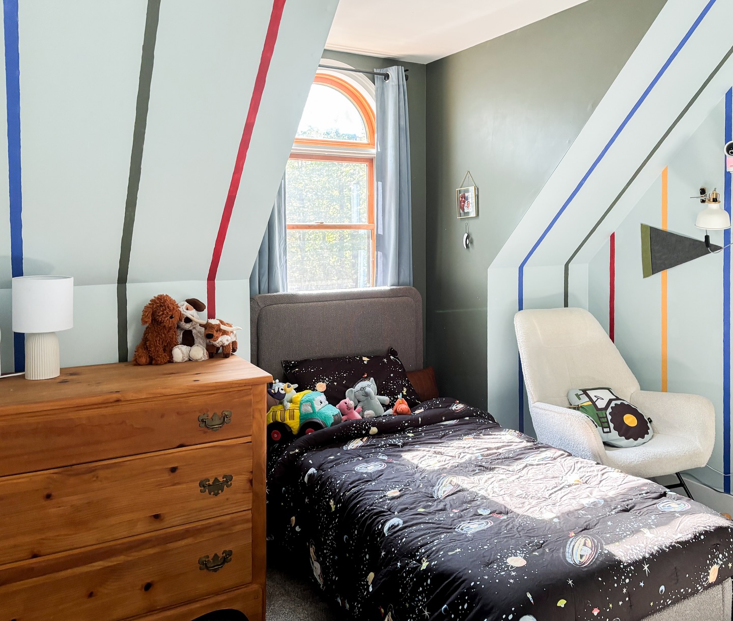 My little man’s room got a super fun makeover! We love this colorful fun space with plenty of vehicles, books and a stars bringing it alive.
Somehow he outgrew his toddler bed already 😭 but we love the comfy big boy bed for extra cozy cuddles.
#boysroom #toddlerboy #bedroomdesigner #kidsbedroom #boymom💙 #interiördesign #interiordecorators #homedesigner #dıyproject