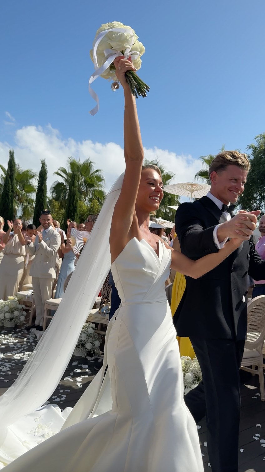 That ‘just married’ feeling 💍✨🤍
#weddingcontentcreatoruk #weddingcontentcreator #eventcontentcreator #contentcreator #weddingceremony #justmarried #confettishot #ibizawedding
Reel created by @forevermorecontent
Short-form videos captured by @omicreativeibiza