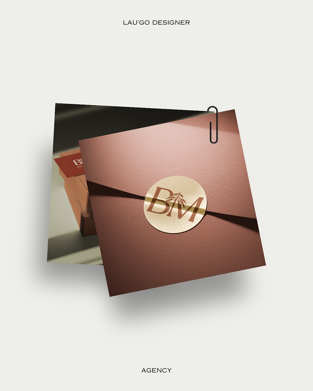 Après avoir posé les bases de son identité principale, nous avons imaginé une seconde proposition graphique spécialement pensée pour la gamme sucrée de Bon Manioc 🍯
Ici, l’objectif était de traduire :
✨ la gourmandise et la douceur des recettes,
✨ tout en gardant le lien avec l’ADN naturel et moderne de la marque.
Résultat : une identité visuelle qui donne envie de croquer… avec des couleurs plus chaleureuses et une énergie gourmande qui complète parfaitement la gamme salée. 🌱