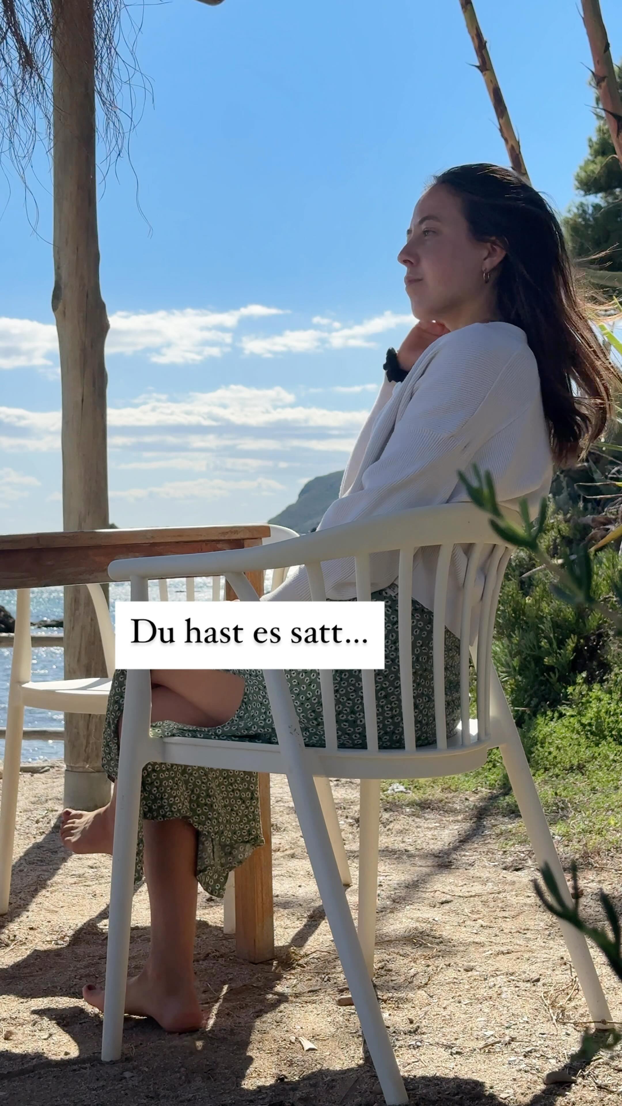 Wenn du beginnst, zyklusbewusst zu leben, bekommst du die Chance, deine Energie besser einzuteilen, produktiver zu arbeiten und dich gleichzeitig wohler in deinem Körper zu fühlen. 🥰
Keine Überforderung mehr, sondern Routinen, die dich unterstützen – egal in welcher Phase deines Zyklus du gerade bist. 🫰🏼
Und genau dabei begleite ich dich:
Am 15. Oktober startet mein Gruppencoaching, in dem du Schritt für Schritt lernst, zyklusbewusste Gewohnheiten und Routinen aufzubauen.
✔ für mehr Workflow und Fokus im Alltag
✔ für mehr Wohlbefinden und Balance
✔ für nachhaltige Ergebnisse – ohne Druck, ohne Überforderung
💌 Sei dabei und erlebe, wie sehr dein Alltag sich verändert, wenn du mit deinem Körper statt gegen ihn arbeitest.Kommentiere oder sende mir einfach das Wort „Feminine Flow“ und du erhältst alle Infos!
Deine Jana Noel 🌺