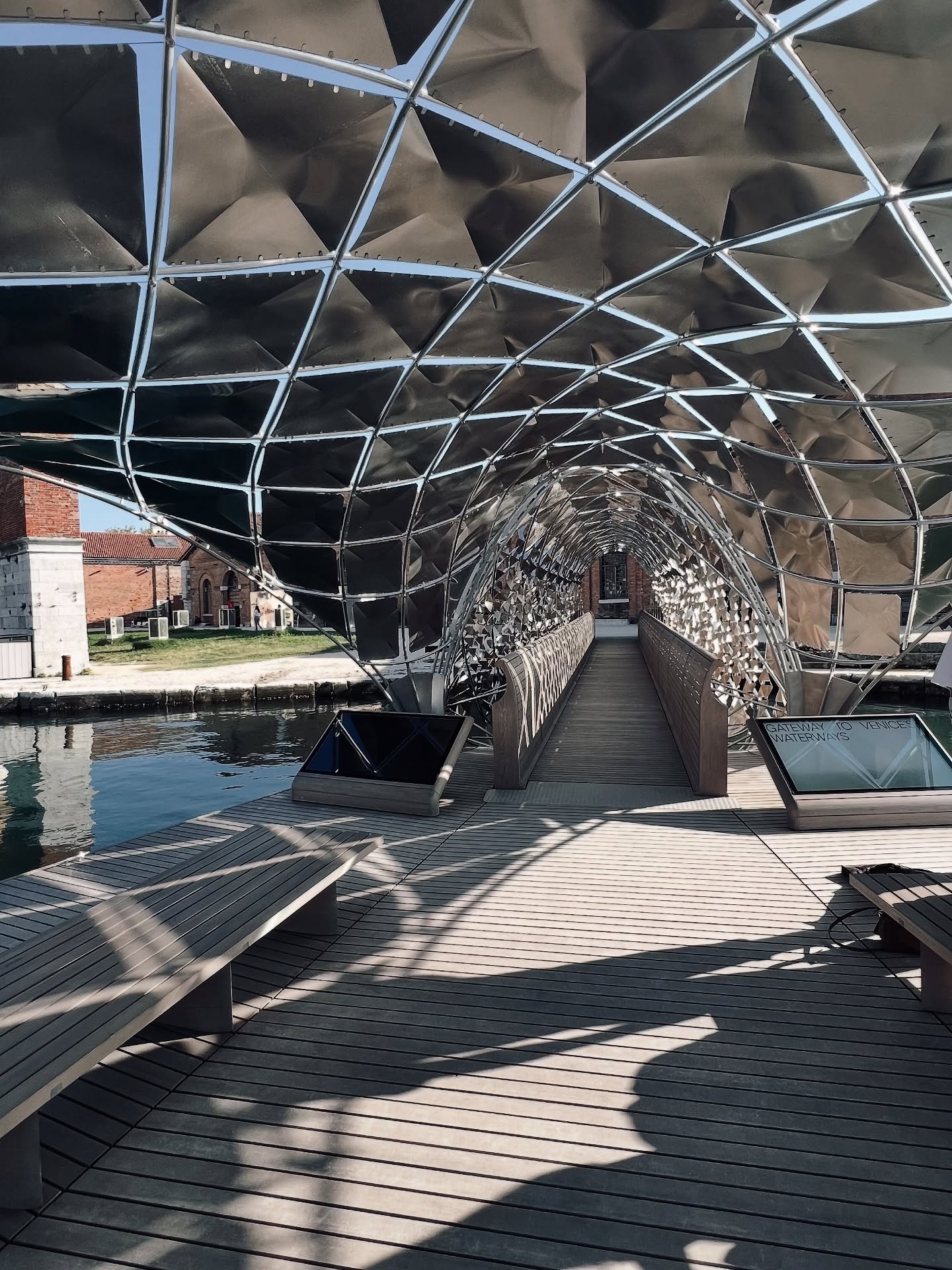 La Biennale di Architettura de Venezia es uno de los encuentros más importantes del mundo para la reflexión, la innovación y el diálogo en torno a la arquitectura y el diseño.
Cada pabellón invita a mirar el futuro desde una perspectiva única, conectando cultura, sostenibilidad y creatividad en un escenario tan inspirador como la propia ciudad de Venecia.
Un lugar donde la arquitectura se convierte en lenguaje universal, capaz de provocar emociones y abrir conversaciones sobre cómo habitamos los espacios y cómo proyectamos los del mañana.
#biennaledivenezia
#venezia
#experiencedesign
@labiennale @venice.architecture.biennale
Me gusta nutrirme de estas experiencias para seguir explorando cómo el diseño y la estética pueden transformar ambientes en algo más que un espacio: en una verdadera experiencia de vida.
#studiobarlainteriordesign
