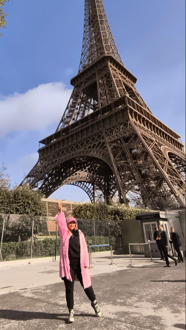 Dany brilla en la Torre Eiffel con un abrigo rosa lleno de dulzura 💗. Un look juvenil en negro con tenis y gorrita chic que transforma París en pasarela.
#DolceSchiavenato #AbrigoRosa #LookParisino #EstiloJuvenil #InspiraciónParisina #Outerwear