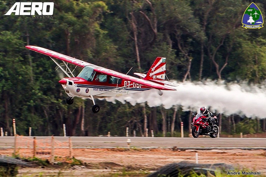 Moto e Avião - O Desafio no PAMA-SP é pura adrenalina e emoção!
Uma das demonstrações mais sensacionais é o Desafio Moto e Avião, de um lado, uma BMW S1000 RR, carinhosamente chamada de “Baronesa” e do outro um Bellanca 8KCAB Decathlon, prefixo PT-OSP deram um show para o público presente!
Italo Mendes (Moto) e Eduardo Bregaida (Avião) arrancaram suspiros, sorrisos e aplausos durante suas passagens na Pista do aeroporto Campo de Marte, na capital paulista durante o Domingo Aéreo no PAMA-SP.