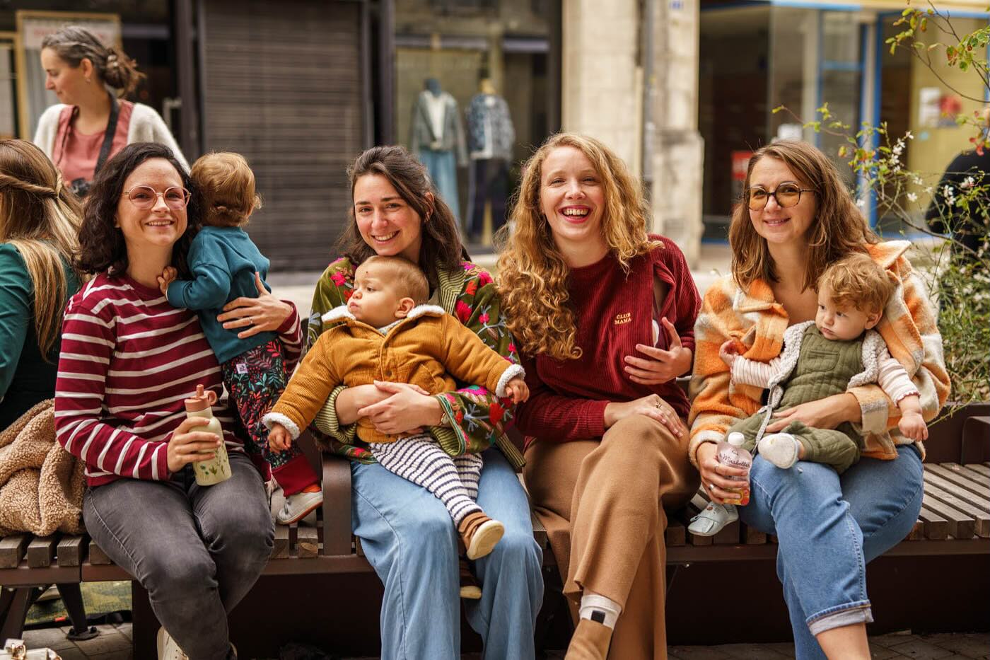 • MON VILLAGE •
Elles sont arrivées dans ma vie comme un sublime cadeau surprise.
Un immense merci @carolineaudebert.photographe @jade_tacsin_orsolle @melanie.pelissier @juju_karioka d’être dans ma vie ❤️
C’est un vrai bonheur de cheminer à vos côtés et voir nos enfants grandir ensemble. 🫶🏼
Merci @annesophiebender_photographe pour ce souvenir précieux 🙏🏼
C’était lors de l’édition @jaifaimjemange de #perigueux devant la super boutique @perimomes , j’étais avec mon @perifit.co car mon fils etait avec son papa 🥛🤍
Et toujours mon pull CLUB MAMA @vertbaudetfr tellement pratique et joli, emprunté à mon amie d’enfance @oceanegoanec (une grande histoire d’amour ses pulls et moi 😂)