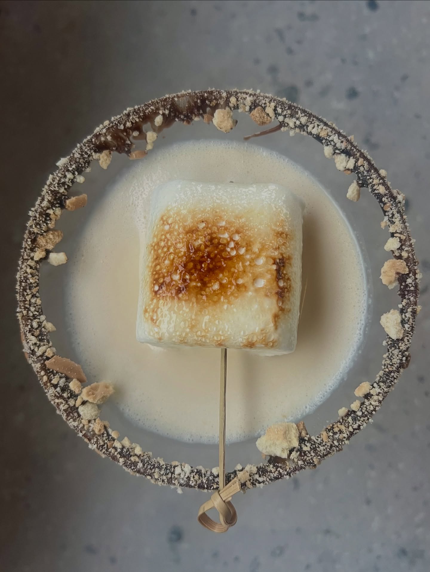 Idag bjuder vädret inte riktigt upp till fest.
Det kan därför hända att vi stänger lite tidigare än vanligt – men tveka inte att skicka ett DM här på våra sociala medier om du vill kolla läget innan du kommer förbi.
Nästa helg laddar vi däremot för stora Strängnäs marknaden 🎉 – och dessutom vår allra sista helg för säsongen på Black & White Lounge. Missa inte chansen att njuta av stämningen en sista gång innan vi säger tack för i år!