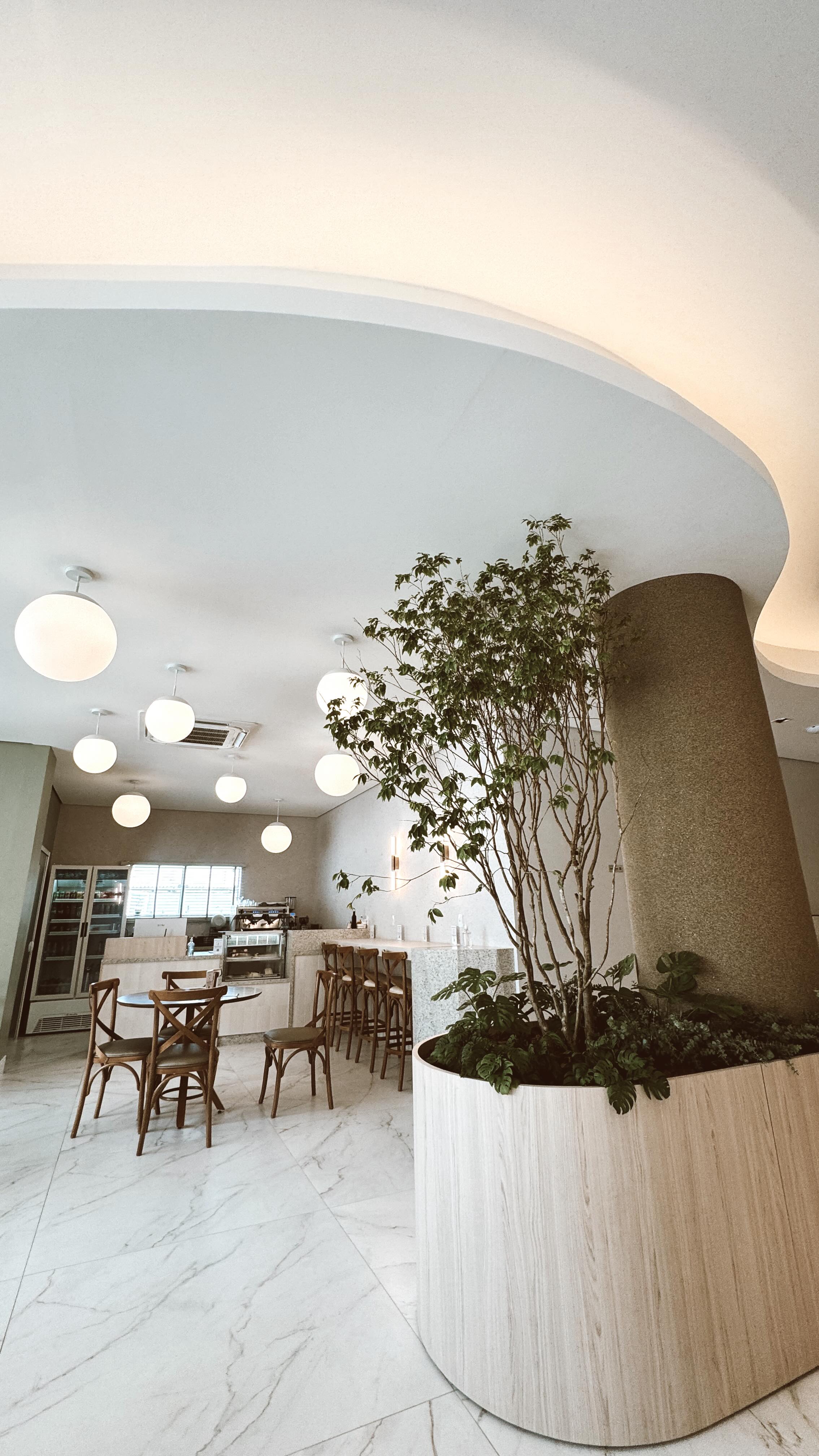 Quando a gente não consegue esconder, vamos assumir e valorizar! Adoramos tirar partido arquitetônico de itens construtivos existentes 🥹
#projetocomercial #recepcaoclinica #projetodeclinica #arquiteturajoinville