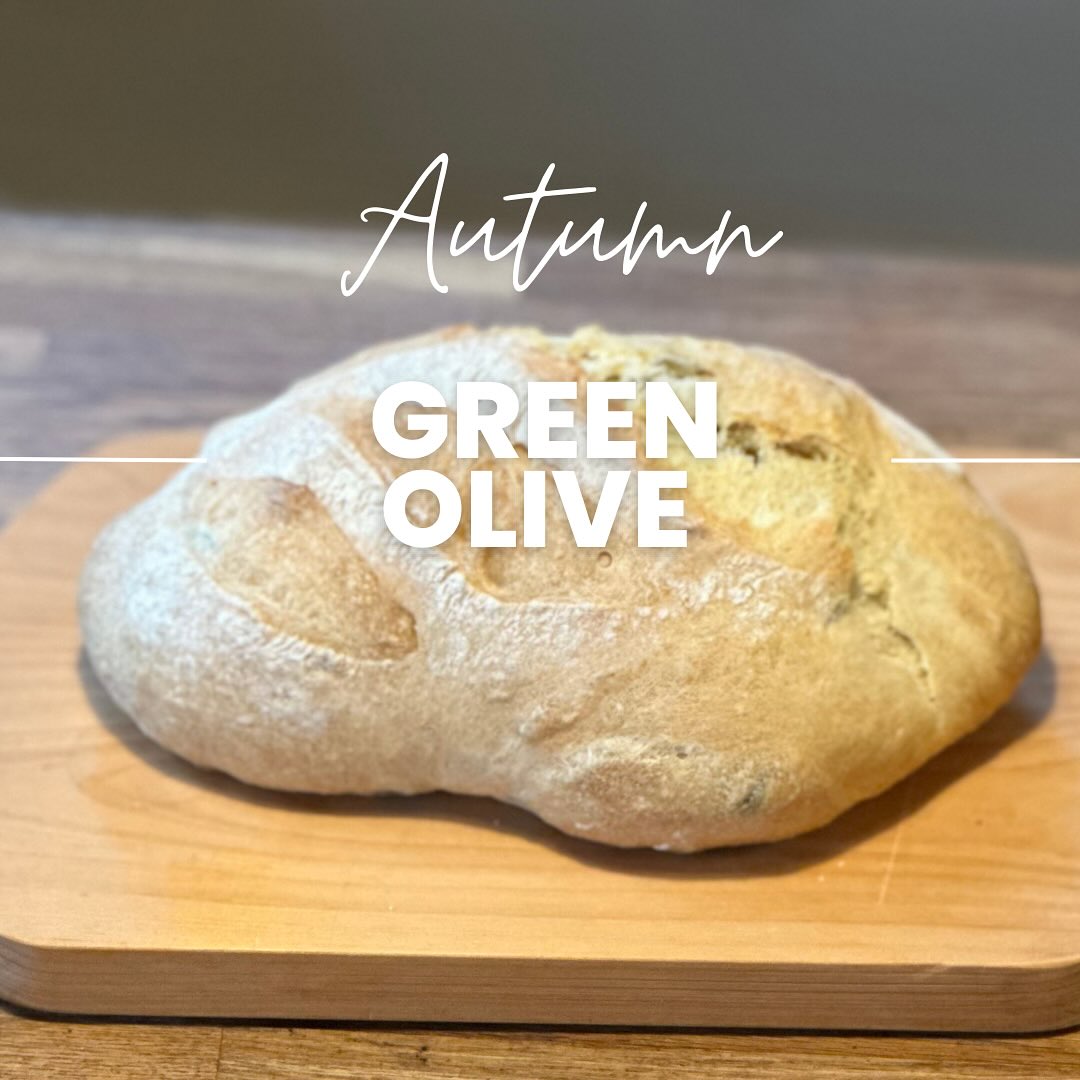 It’s not the end of summer —
It’s a celebration of all we’ve tasted.
これは夏の終わりではなく、
味わってきたすべてのことへの、小さなお祝い。
西粟倉の夏。
陽ざしのなかで交わした会話、ゆっくり流れる午後の時間。
思い出が、パンになりました。
グリーンオリーブのスペルトパン。
塩気とやさしいコクが広がる一切れ。
グラスワインと合わせても、
上質なオリーブオイルに浸しても。
シンプルこそ、今の贅沢。
#グリーンオリーブパン #スペルト小麦パン
#hugoetléobakery #パンのある暮らし
#西粟倉の夏 #季節のパン #シンプルが贅沢
#小さな村のパン屋 #オリーブとパン