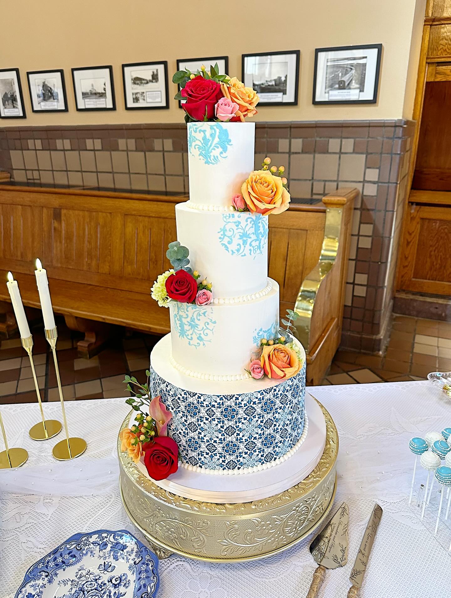 The most stunning cake inspired by the Spanish architecture at the Boise Depot💙
We made this cake paired with French macarons and cake pops for a wedding exactly a year ago today. It was such a pleasure to bring this couple’s vision to life by incorporating their wedding colors, florals, and themed accents for a unique show stopper display✨
This cake was made in 4 scrumptious flavors for all of their guests to enjoy, and treats were in a variety of flavors as well. There was something for everyone!
— Bottom tier was an almond cake, with raspberry compote filling, and vanilla Italian meringue buttercream
— Second to last tier was a carrot cake, with salted caramel and pralined pecans filling, and cream cheese spice Italian meringue buttercream
— The following tier was a chocolate cake, with chocolate mousse filling, and white chocolate Italian meringue buttercream
— Top tier was a red velvet cake, with cream cheese Italian meringue buttercream
— The macarons were half cookie butter and half lemon. The cake pops were half Oreo and half funfetti.
So good!🤤
#boisebakery #boiseweddings #boisecakes #boisecustomcakes #idahoweddings #spanishtilecake #spanishcake #blueweddingcake #dessertbars #pnwweddings