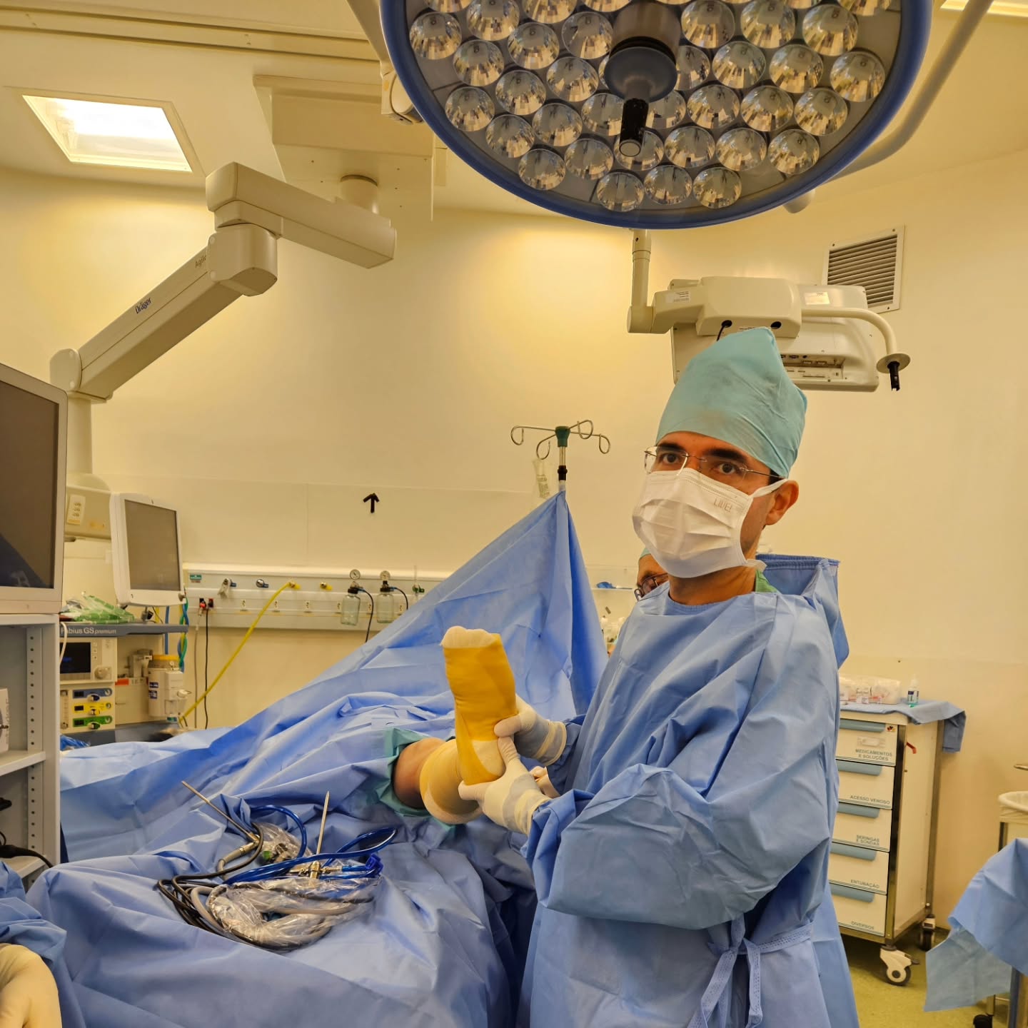 Dia de cirurgia com uma Artroscopia do joelho para tratamento de lesão do menisco pela manhã e depois a tarde duas próteses totais do Joelho no Einstein Hospital Israelita com a presença de Cirurgiões de Joelho de outros estados que vieram conhecer a técnica de Alinhamento Cinemático