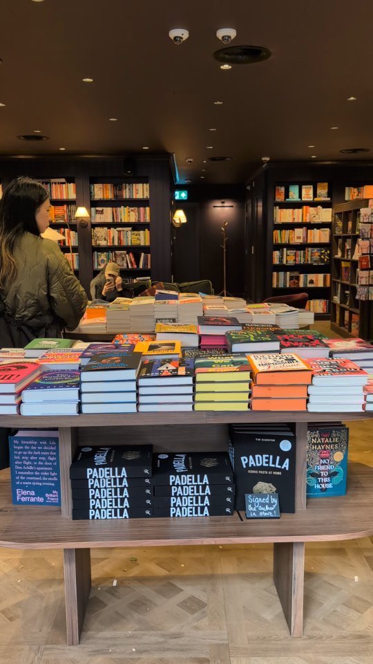 Autumn is here. It's officially bookshop season 🍁🍂📚🍷☕