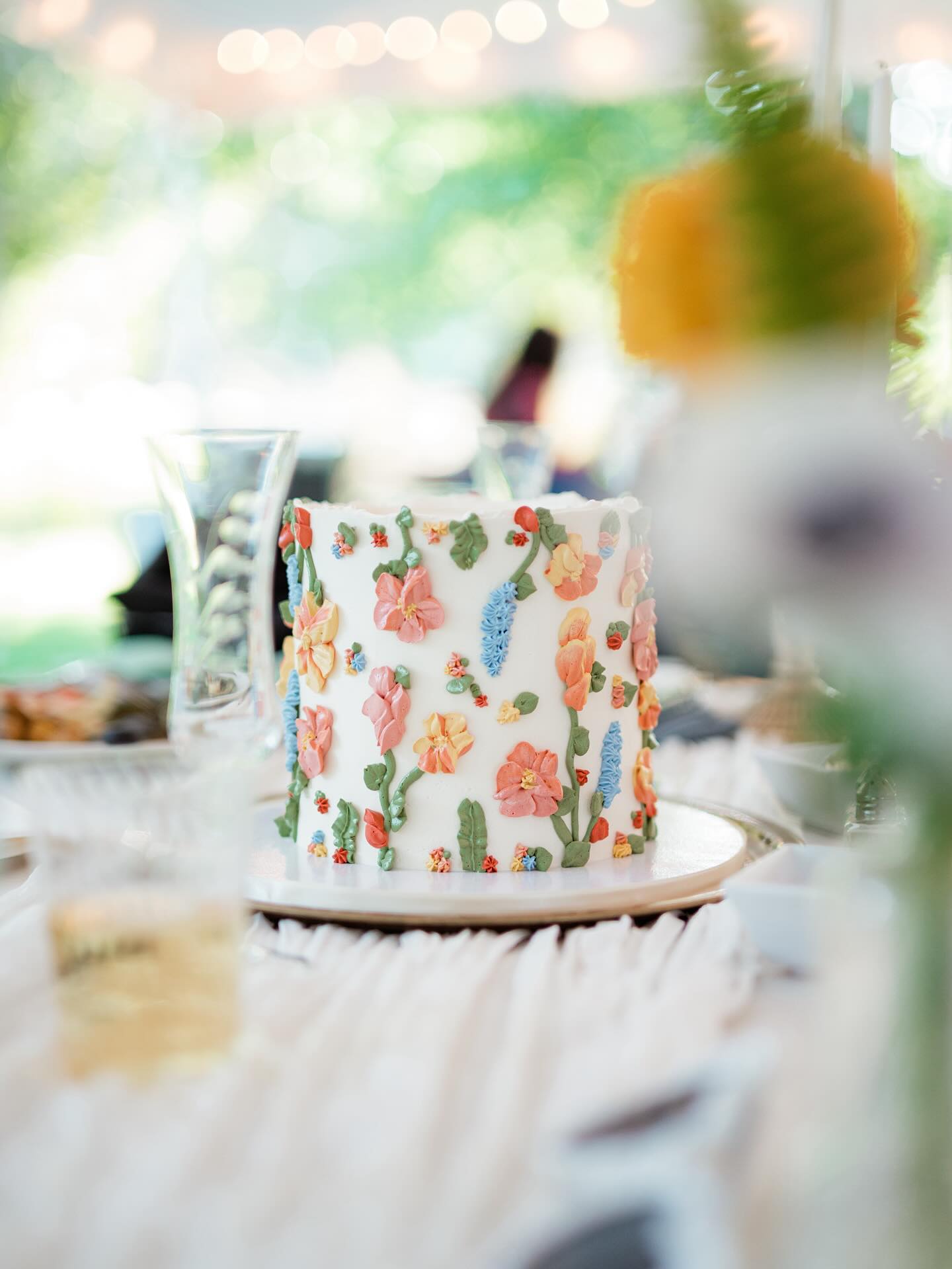 The most beautiful wedding at @thecottageatriverbend 🌸
This wedding was nothing short of stunning! It was such a pleasure to make the cake for Sara and Max on their special day. We made this cake with hand painted buttercream blooms made to match the stunning florals from @bloomroomfloralco . I love how it turned out🩷
This was a gluten free and dairy free almond cake, with raspberry compote filling, and dairy free salted caramel Italian meringue buttercream. So good!🍰
Swipe➡️to see more from this beautiful wedding!
Wedding vendors:
Photography: @ssphotosdesign
Planning: @shelbydonaldco
DJ: @djjessed208
Florals: @bloomroomfloralco
Venue: @thecottageatriverbend
HMUA: @annellie.mua
Videographer: @jonescocreative
Catering: @opentableboise
Restrooms: @aproperprivy
Saxophone: @alexlardie
Rentals: @eventrentidaho @bloomingbellesboise @linenandloot
Personal Cake: @paoliansweets
#floralweddingcakes #floralcakedesign #boisebakery #boisecakes #boiseweddings #idahoweddings #boisecustomcakes