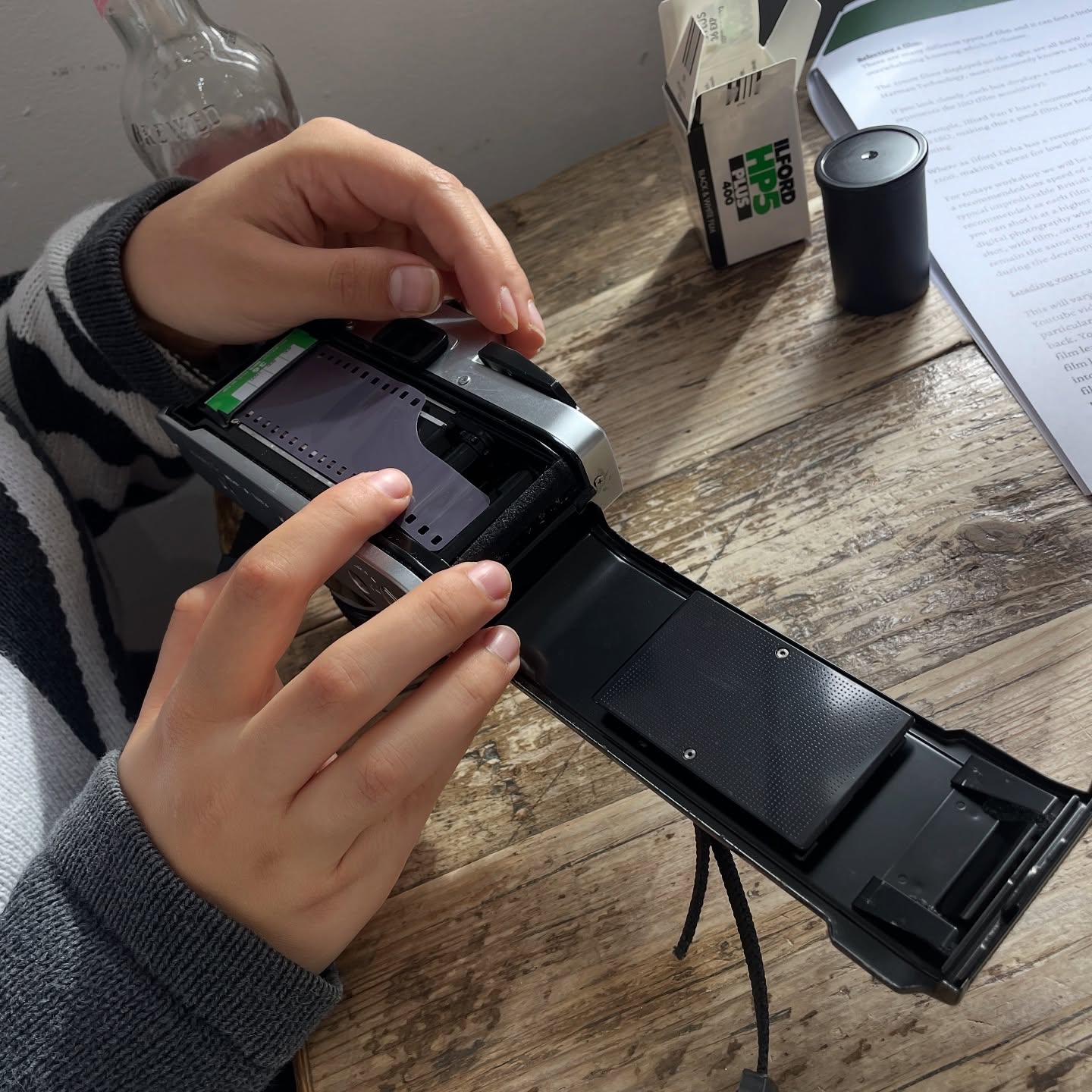 A lovely morning with C & Caroline exploring using a 35mm camera and @ilfordphoto HP5 ~ the perfect weather with a mix of diffused cloud cover and bursts of sunshine. Looking forward to showing C how to develop film by hand next week 😄
@carolinedyal & @tuitionextra
—-
#hernebay #darkroom #darkroomprint #darkroomphotography #analog #analogue #analoguephotography #ilford #ilfordhp5plus #ilfordhp5plus400 #ilfordhp5