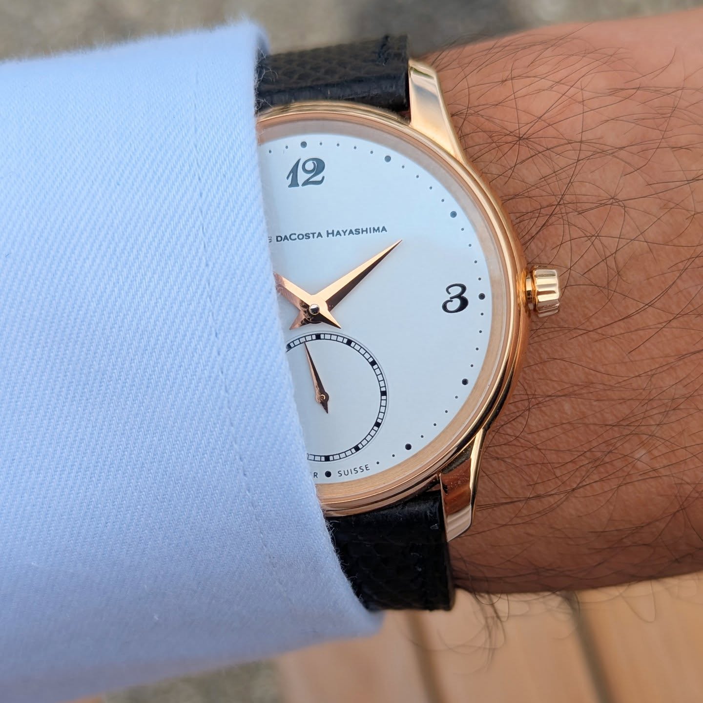 Kagamimochi in 18k rose gold, black lizard strap. Shirt from Jermyn Street.
#kagamimochi #parrisdacostahayashima #jermynstreet #lafabriquedutemps #metalem