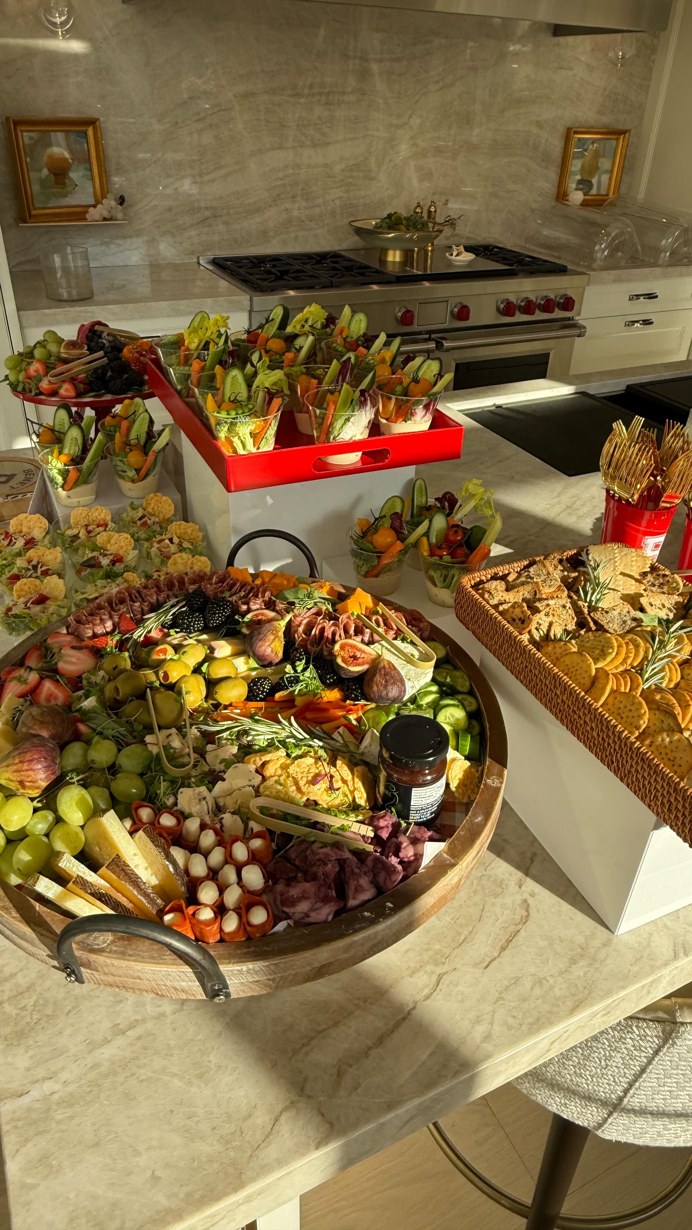 A pre-homecoming picture party in a picture perfect location! 📸📸
#napervillecatering #napervillecaterer #smallbites #charcuterie #naperville #napervillesmallbusiness #benethighschool #benetredwings