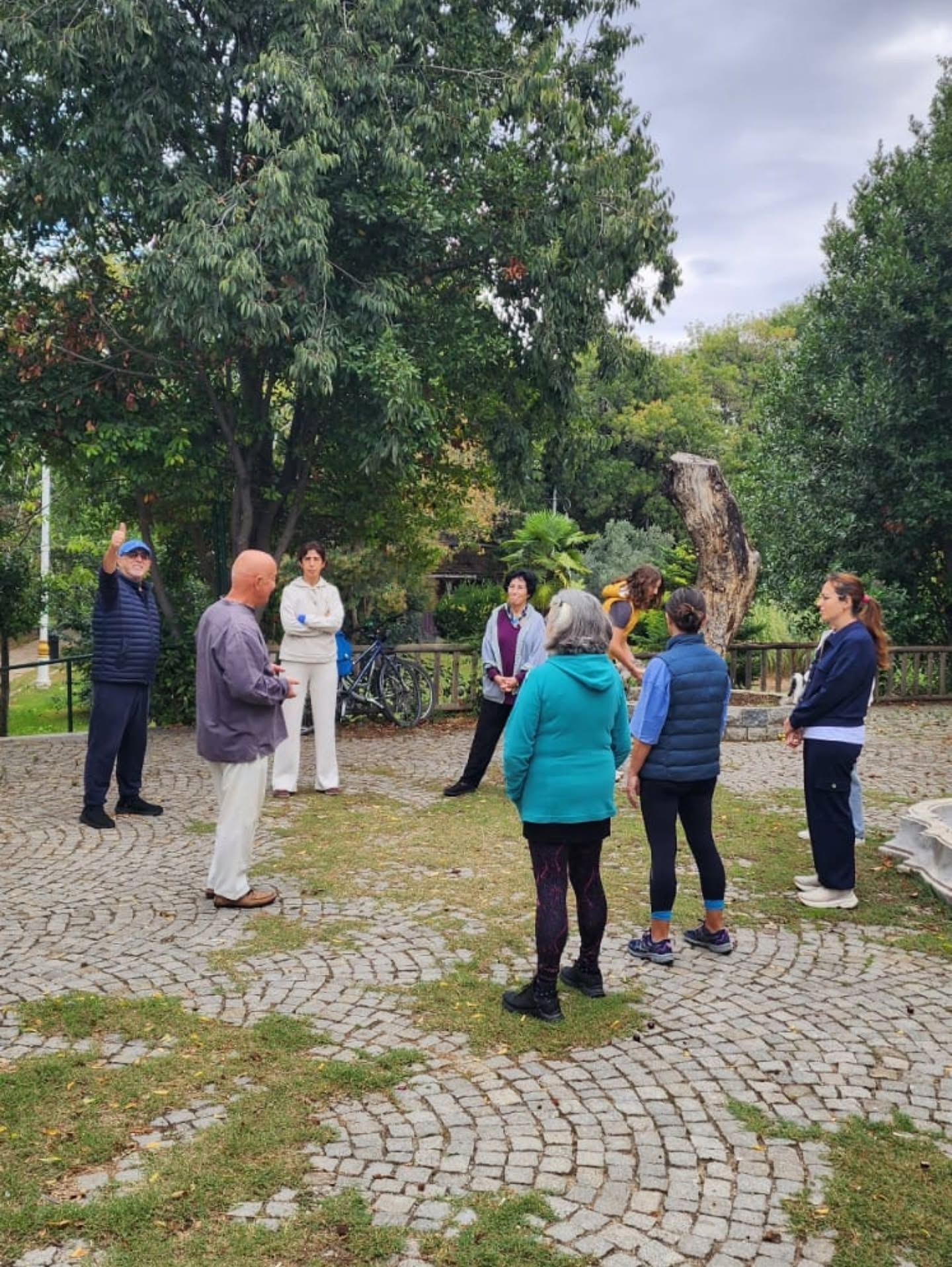 Bugün sabah 10:00-11:30 geçen seneki kurduğumuz grup ve 12:00-13:30 seansı ile yeni grup ile dönemin ilk Tai Chi Chuan çalışmalarını yaptık. Kendimizi bu güzel ortamın güzel etkilerine maruz bıraktık. Tai Chi çalışmanın bizleri teflon tava gibi yapmayacağını, vicdan ve merhamet yoksunu insanlara dönüştürmeyeceğini, ancak kötülüğe, zorbalığa karşı esneklik, güç kazanmada yardımcı olabileceğini konuştuk.
Güzel bir başlangıç oldu. Herkes için sağlık ve iyiliklerle dolu bir dönem diliyorum. Yeni dostlukların demlendiği bir dönem olsun.
#tao #taichi #yangstilltaichichuan #meditasyon