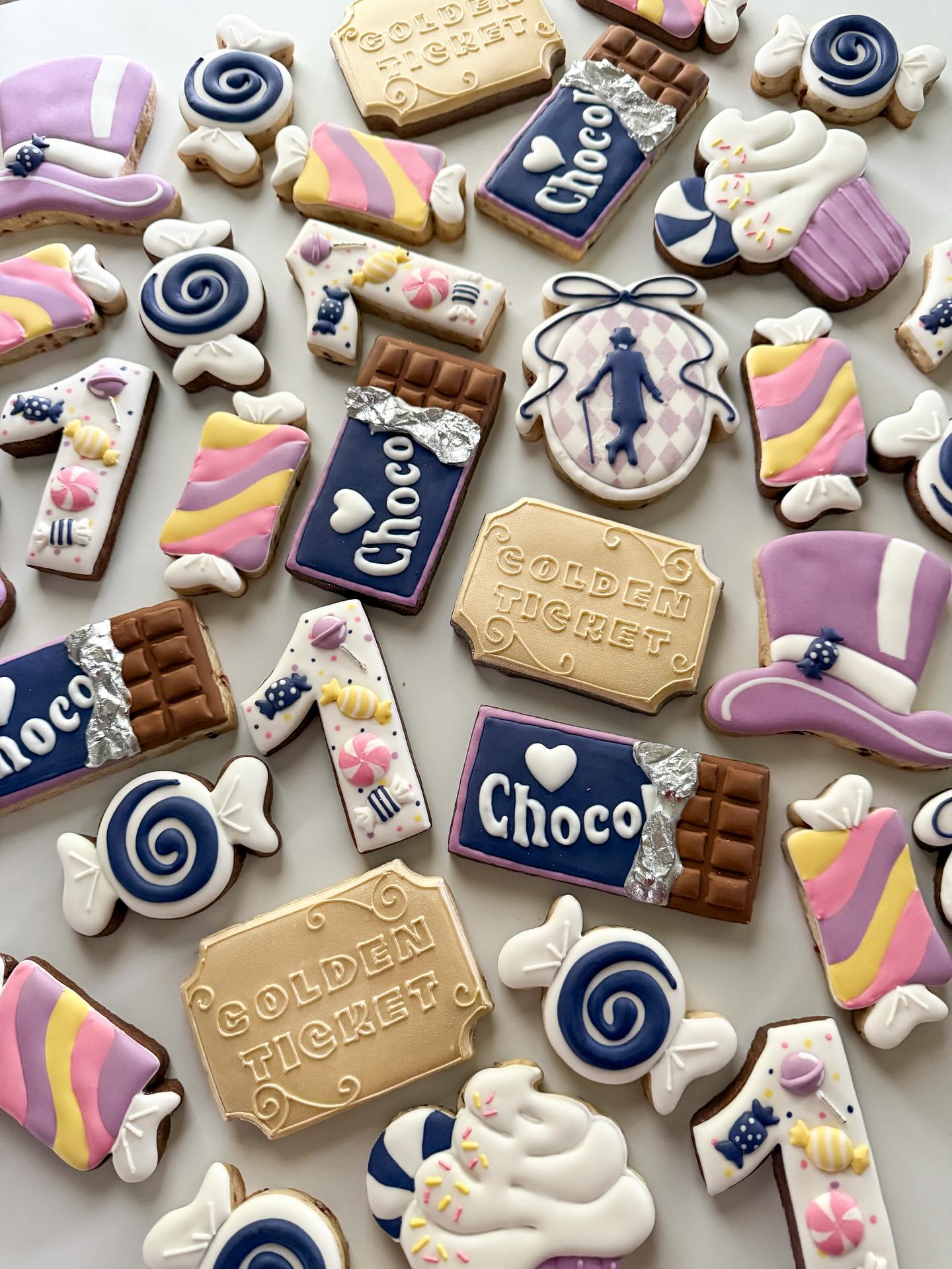 🎉 GIVEAWAY & FLASH SALE 🎉
All these fun cookies were ready to go when a last-minute cancellation came through. So I decided to turn this into a cookie celebration!
Here's the deal:
1 DOZEN = FREE GIVEAWAY
- Like this post, tag a Lincoln-area friend, and tell me your favorite cookie flavor to enter! (Bonus: Half of these cookies are chocolate and half are white chocolate cranberry bliss.)
I'll be combining names from my Instagram and Facebook accounts for one lucky winner. Winner announced on Wednesday morning at 10 AM. Local pick up in Lincoln.
18 COOKIES = FLASH SALE
- Want the cookies right now? Claim them first in the comments or send a DM! $55 for 18 cookies. Local pick up in Lincoln.
Let's turn these canceled cookies into a win for senior dogs 🐾🐾
Shout out and huge thanks to @lizziebakesco for sharing a video on how to make the chocolate bar! Definitely check out her amazing account 🏆