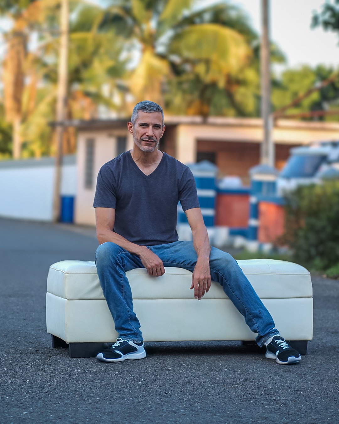 Sentado aquí, mirando la vida pasar y pensando… en nada en particular. 😎