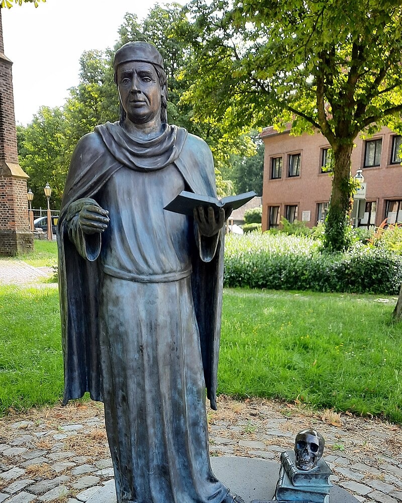 Amplonius Rating de Berka
BBKL Band L (2026/27)
Spalten in Vorbereitung
Online abrufbar
Autor: Egbert Schlarb
AMPLONIUS Rating(k) de Ber(c)ka, selten: A(m)pollonius de Fago Bercken u.ä., * 1362/65 in Rheinberg, † Mitte April 1435 in Köln, Spross einer angesehenen und wohlhabenden Kaufmannsfamilie mit Wurzeln in Ratingen, Eltern NN, ein Bruder Petrus (Jurist, †1429); ab Winter 1402 nichteheliche Verbindung mit aus einer Herforder Ministerialenfamilie stammenden Kunigunde v. Hagen (* vor 1389, † nach 1439), 4 Kinder: Söhne Amplonius * 27.8. 1403 (Familienname de Fago/ von der Buchen, Kanoniker und Arzt) und Dionysius *1408 (de Fago, Jurist), Töchter Agnes und Helene (beide 1433 vermerkt als Klarissen in St. Klara, Mainz); Kanoniker, Arzt, Universitätsrektor, bibliophiler Sammler und Bibliotheksstifter.
https://www.bbkl.de/index.php/frontend/lexicon/A/Am-An/amploniusratingkdebercka-81423
Bild: https://de.wikipedia.org/wiki/Amplonius_Rating_de_Berka#/media/Datei:02_-_Amplonius_Ratin_de_Berka_-_Statue_bei_St.Peter_in_Rheinberg.jpg