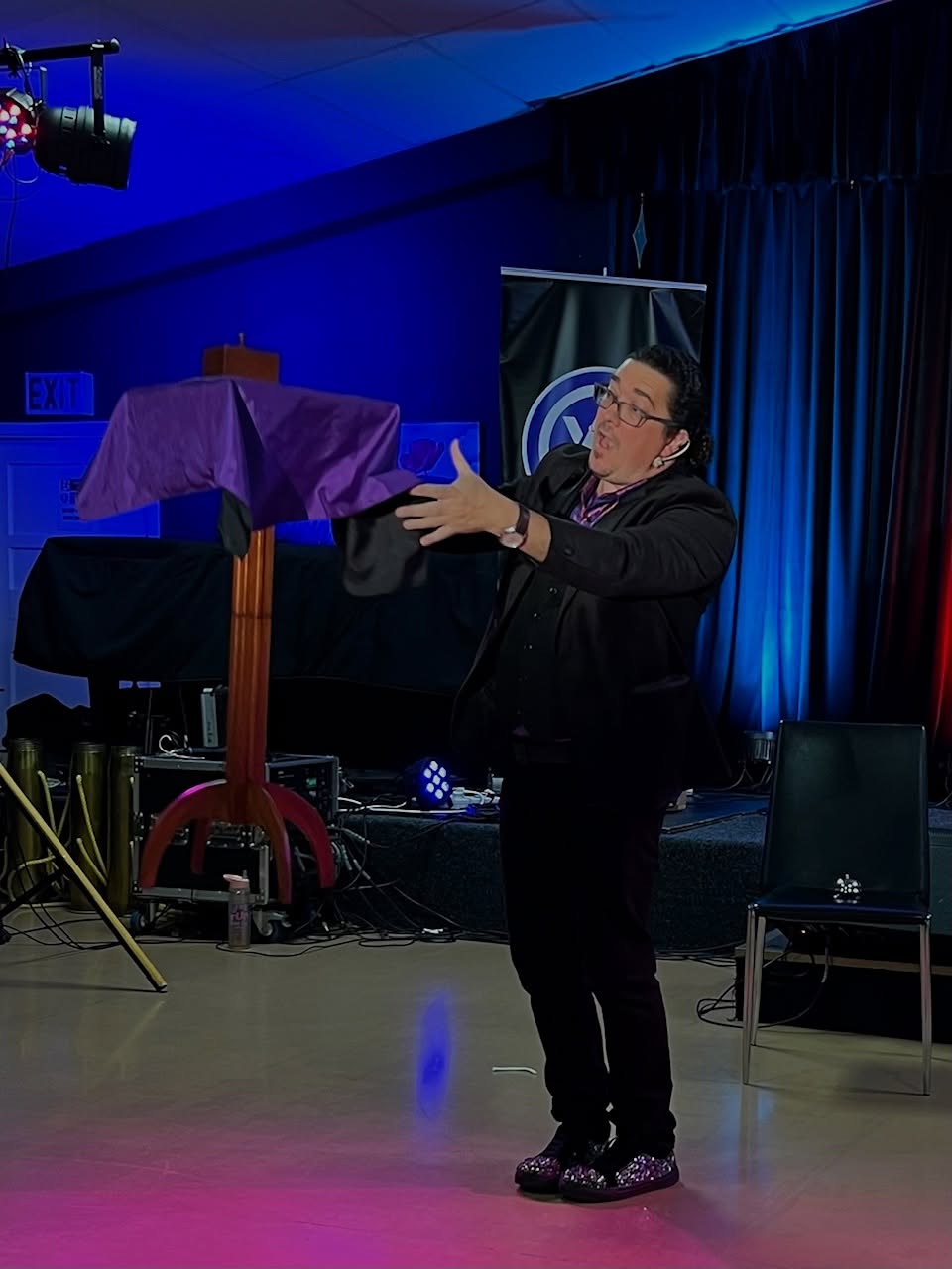 Fabulous evening last night being part of such a talented group of performers entertaining with my magic at the Variety Artist club of NZ last night. A fun and magical evening indeed. Thanks to the fabulous volunteers who joined me on stage and also thanks to @magicmonaandfriends @danny.phillips.magic and @alanwatson_qsm for the great shots :) #varietyartistsclubnz #magic #magician #aucklandmagician #magical