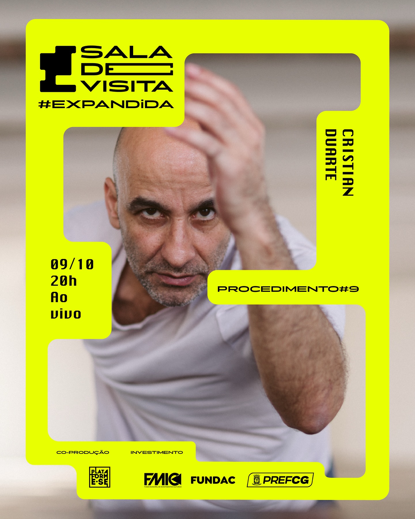 SALA DE VISITA #EXPANDIDA apresenta: Procedimento#9 com Cristian Duarte (SP).
Dia 09/10 às 20h (MS).
📹 Transmitido diretamente da casa do casal, o espetáculo será exibido ao vivo no YouTube no dia 09 de outubro, às 20h00.
Classificação Livre.
Todas as sessões contaram com interpretação em libras.
@crisduarte_ é dançarino, coreógrafo, diretor e produtor com mais de duas décadas de trajetória, reconhecido por criar contextos de experimentação e formação em dança. Formado no Estúdio e Cia Nova Dança (São Paulo) e na P.A.R.T.S. (Bruxelas), sua produção é reconhecida com prêmios no Brasil e apresentada internacionalmente. Já coreografou para companhias como Balé da Cidade de São Paulo e Cullberg Ballet (Estocolmo), e atua como preparador corporal e coreógrafo em teatro, ópera e cinema, como no filme Homem com H (2024), de Esmir Filho.
Identidade Visual: @soy.kluk 🫀
Sala de Visita é realizado com incentivo do FMIC - Fundo Municipal de Investimentos Culturais. @fundac.cg