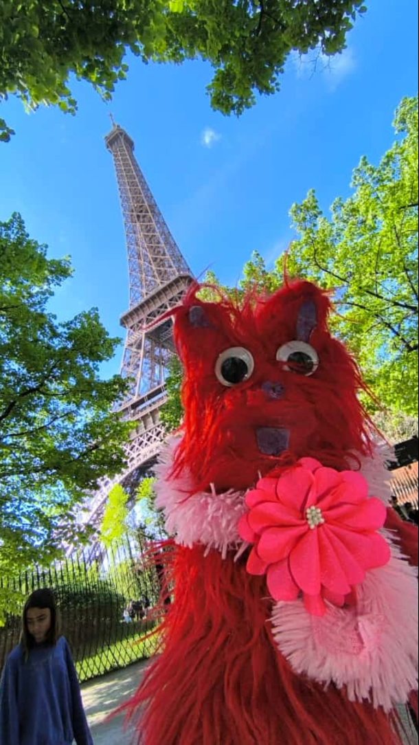 Un muppet fashionista en París 🇫🇷✨ @foodieparcerita, creada por Dany, quiere estar en sintonía con su creadora luciendo su pashminita rosa mientras prepara historias llenas de sabor y gastronomía 🍴🥐
#FoodyParcerita
#FashionistaMuppet
#PashminitaRosa
#muppet
#LookParisino