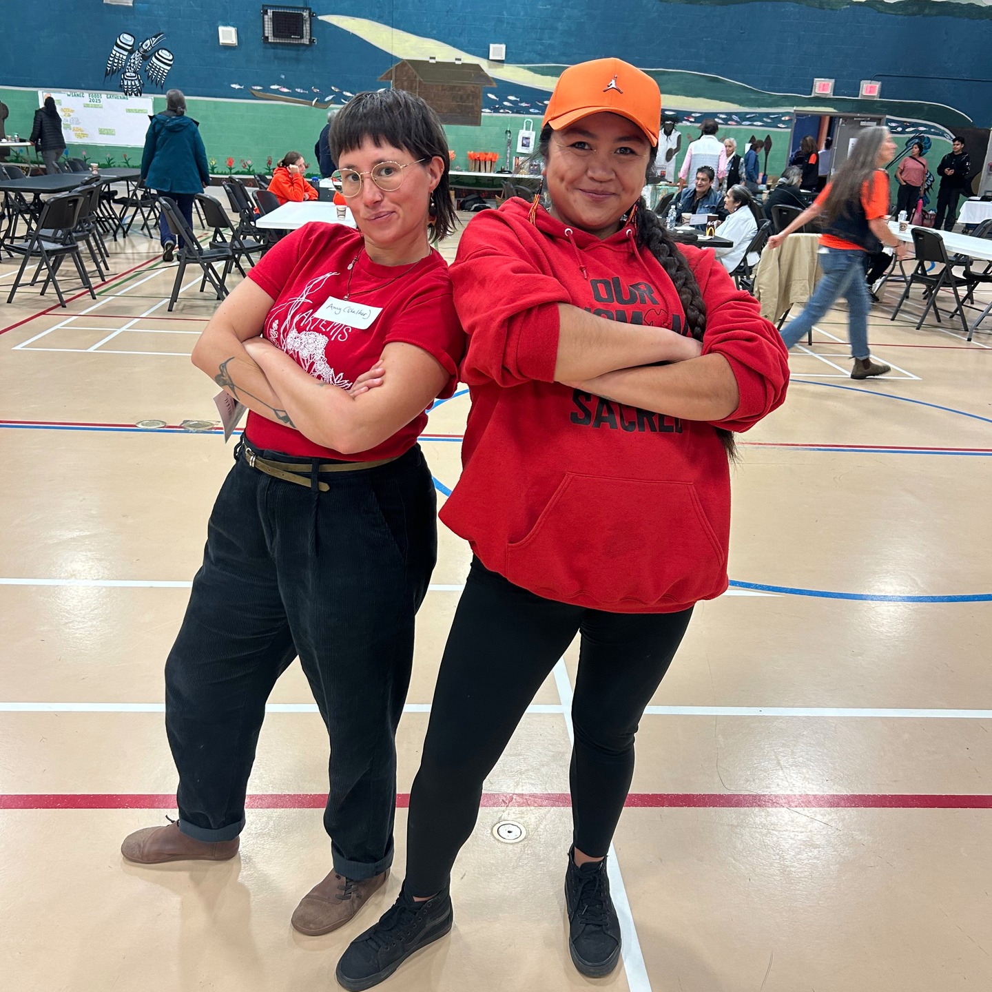 We had another great week. Many of our students & staff enjoyed the Songhees Nation's Powwow on Tuesday. We were also so grateful that our students were invited to attend the Traditional Food & Medicine Gathering held on SȾÁUTW & W̱SÁNEĆ territories Thursday afternoon. We even had Frybread & locally canned Salmon for lunch & a visit with @victoriaorangeshirtday & @xexesmuneem last Thursday, hopefully next visit their puppies can come in for the students to snuggle ;)
Were are still enjoying the last Autumn flowers coming out of the garden & some of the first amazing clay pieces were popped out of the kiln last week too!
Looking forward to another great week with lasagna tomorrow for community lunch & a canoeing adventure Thursday with @power_to_be 🧡