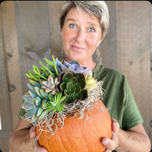 Let’s make something beautiful! Come spend a few hours in the greenhouse with me. You’ll choose a pumpkin, some succulent cuttings and take home a beautiful fall masterpiece. It’s easy I’ll show you how! Three dates are available but only 8 seats per events so don’t delay.
Sign up link in comments