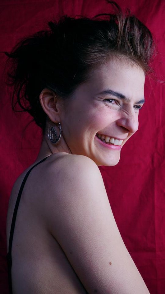 Hi, ich bin Anna, 30+,
und lebe ein Leben zwischen Kunst, Chaos und Klarheit.
Seit über 15 Jahren mache ich psychologische Fotografie – nicht um Momente festzuhalten, sondern um innere Zustände sichtbar zu machen.
Ich habe selbst eine Angststörung – und genau das hat meinen Blick geschärft.
Ich sehe Dinge oft schräg, manchmal zu intensiv, manchmal zu leise.
Manche nennen es Überanalyse, ich nenne es Material.
Mein Körper taucht in meinen Bildern oft auf – nicht, weil ich mich zeigen will,
sondern weil er die neutralste Leinwand ist, die ich kenne.
Ich inszeniere mich, um zu verstehen.
Und manchmal, um loszulassen.
Ich mag ehrliche Menschen, seltsame Gespräche und Fotos, die mehr fragen als beantworten.
Perfektion langweilt mich – ich mag Risse, Ecken und den Moment kurz bevor etwas kippt.
Willkommen auf meinem Realtalk- & Reality-Safespace-Account.
Hier gibt’s Kunst, Gefühle und ein bisschen Chaos – alles echt, alles Anna.
#psychologischefotografie #annakant #selbstinszenierung #fineartphotography #realtalk #mentalhealthart #artistslife #femaleartist #angststörung #emotionalart #mentalhealth
