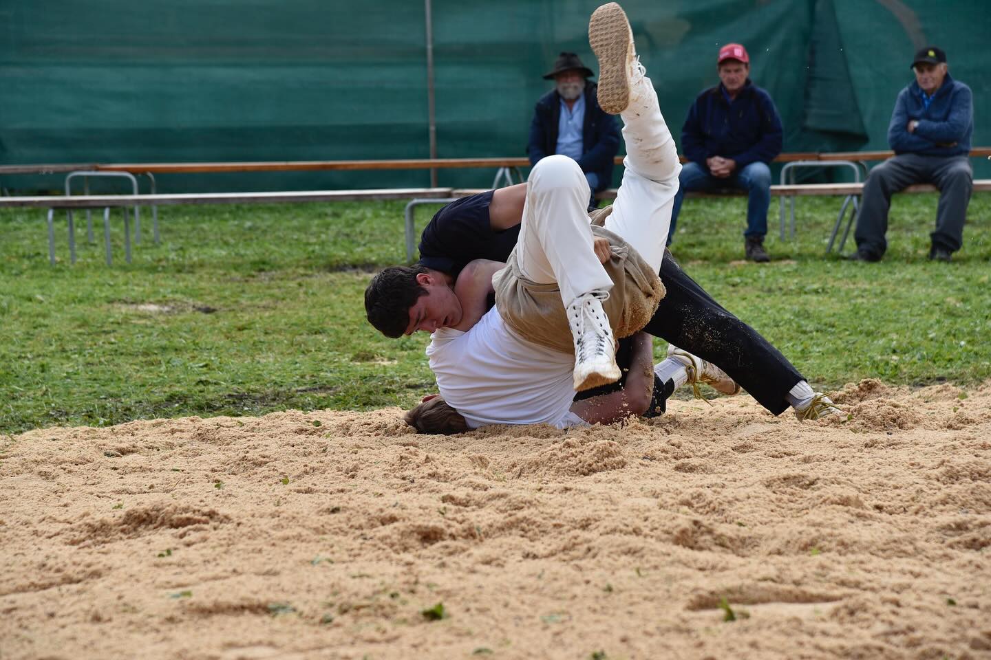 Bei herbstlich-frischen Temperaturen starteten heute 43 Schwinger zum Herbstschwinget in Unteriberg/SZ. Mit dem Heinzenberger Teilverbandskranzer Josias Müller und dem Churer Kyron Nay reisten auch zwei Bündner zum letzten Freiluftanlass des Jahres.
Nay – auf dem Bild beim Startsieg gegen Mathis Bamert – erreicht mit drei Siegkreuzen die Auszeichnungsränge, Müller (Bild 2 im Duell mit Bruno Suter) gewinnt zwei und stellt drei Gänge. Als Festsieger darf sich der Goldauer Benno Heinzer feiern lassen. Gratulation! Rangliste auf ESV-Website.
📸: Jakob Heer
#Schwingen #Tradition #Graubünden #Unteriberg