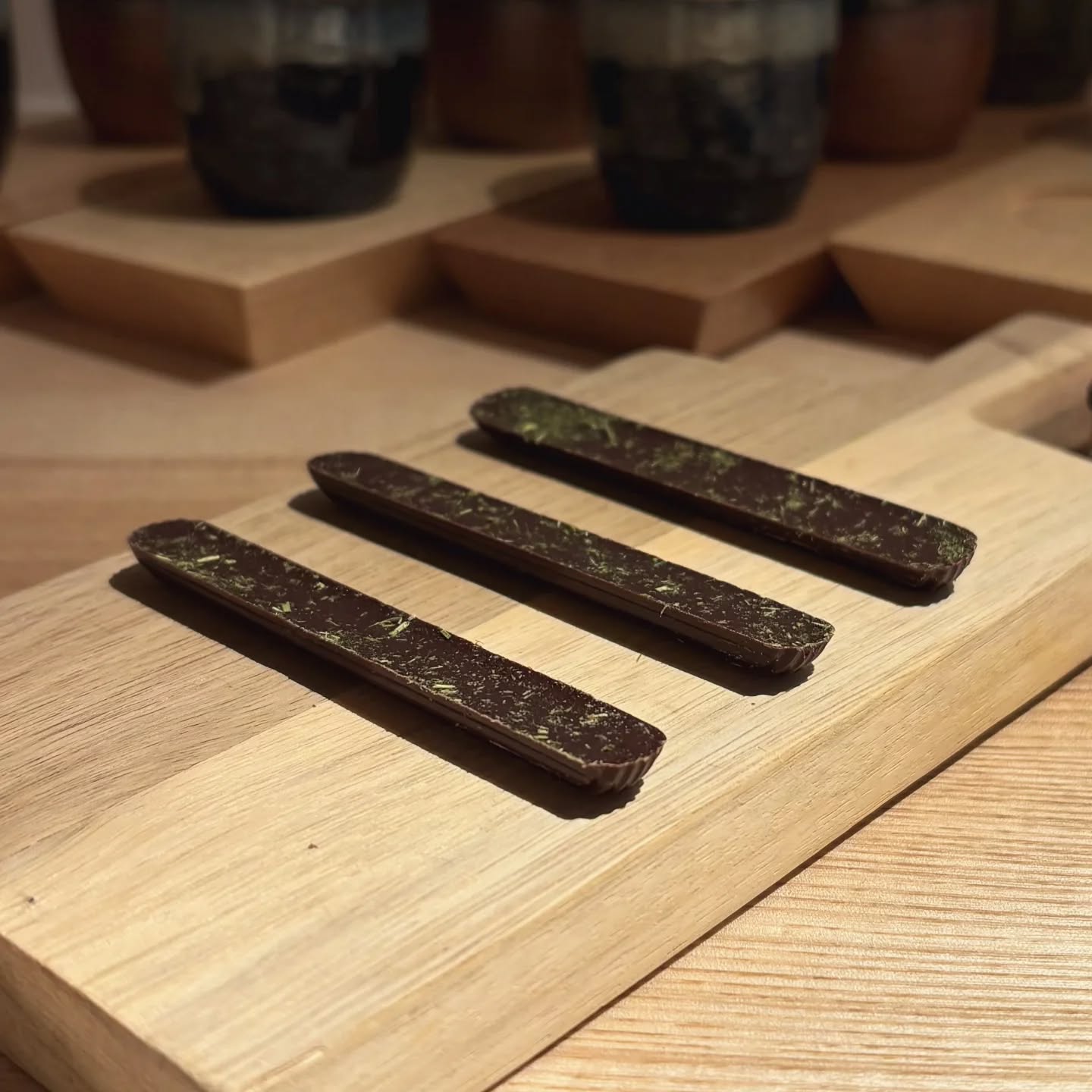 Chez Kiyoshi, chaque détail compte — jusqu’à la dernière bouchée.
En ce moment, nous avons le plaisir de collaborer avec la chocolaterie @linechoc, voisine et complice à Toulouse.
Line imagine pour nous une mignardise à son image : fine, précise, et pleine de caractère.
Un chocolat Madagascar 70%, travaillé avec du shiso rouge mêlé dans la ganache, et un souffle de shiso vert délicatement saupoudré sur le dessus.
Une alliance subtile entre l’amertume du cacao, la fraîcheur herbacée du shiso, et la légèreté d’un geste partagé entre artisans.
#kiyoshi #Omakase #Linechoc #ChocolatArtisanal #ToulouseGastronomie #CollaborationLocale #ShisoRouge #ShisoVert