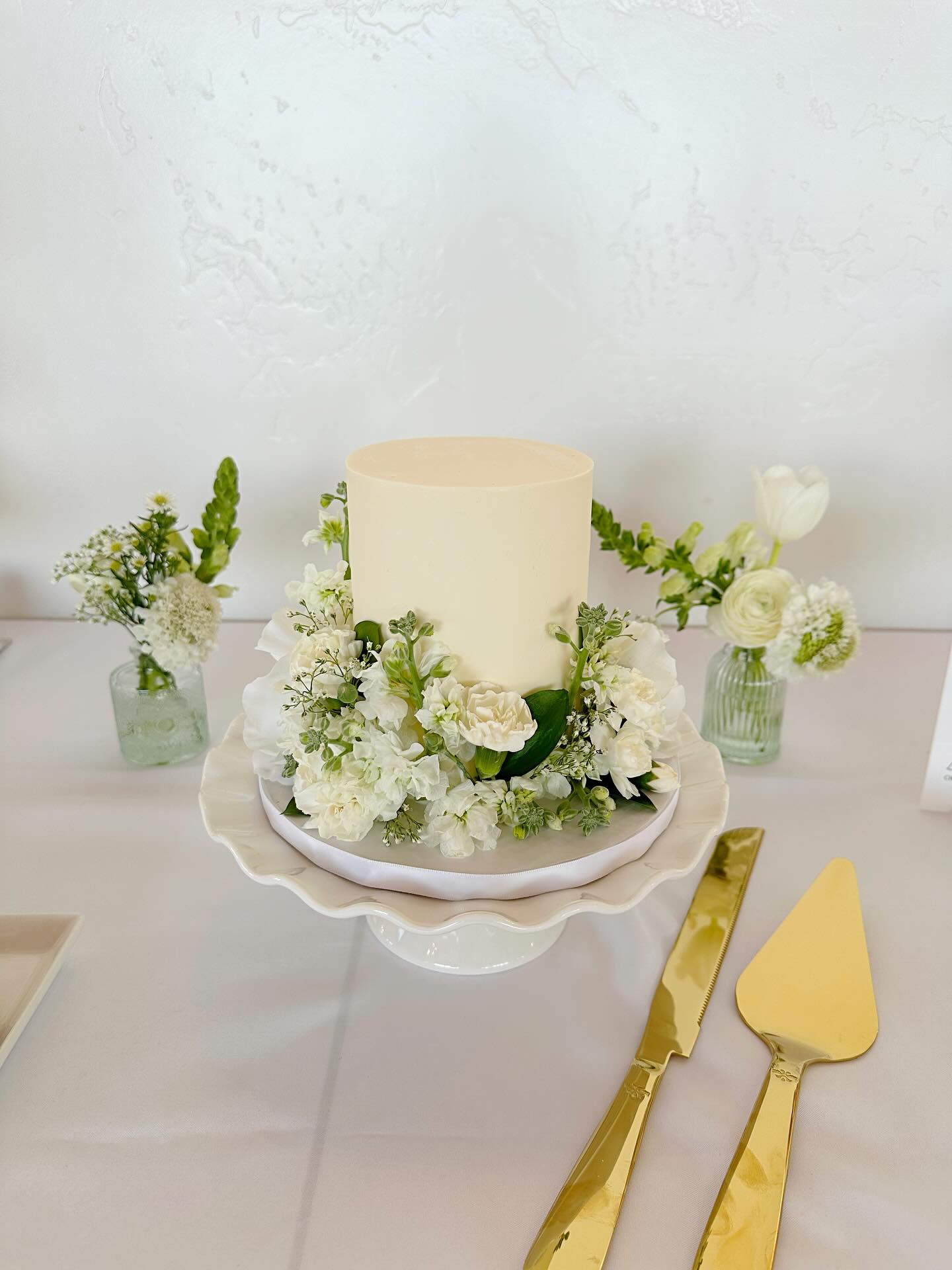 When the flower meadow is a part of the cake🤍
Swipe ➡️ to see the full dessert bar! We paired this cake with cupcakes, brown butter cookies, and baked donuts. The cake was an almond cake, with espresso mousse filling, and vanilla Italian meringue buttercream. So good🤤
Venue- @magnoliacottagevenue
Coordinator- @yvonne.birdsall
Table florals- @shortnsweetevents
#cakemeadow #weddingdesserttable #dessertbar #boisebakery #boisecustomcakes #boisecakes #boiseweddings #boiseweddingcakes #idahoweddings #floralweddingcake
