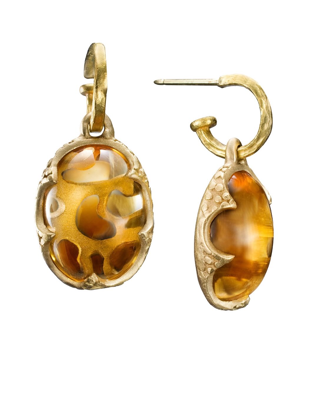 Our Fall inspired collection takes you on a journey through colors taken from Autumn’s color palette. Nature’s golden yellow leaves, crimson, merlot, burnt sienna and green foliage, in addition to earthy forms and colors always make this time of year a favorite for many.
✨
Check stories to see the full collection. Message us for info on any of these pieces:
✨Citrine and gold earrings by Lori Anne Designs.
✨Rhodolite Garnet Fairmined Gold Ring by Sandrine B. Jewelry
✨Emerald pendant by Barton Rivera of Lynx Fine Jewelry
✨Multi Sapphire Pod Earrings by Ruth Edelson
✨Gold Rectangular hoops by Shari K. Stadel
✨Tsavorite Garnet peek-boo-hoops by Mejia Jewelry
✨Tuscan Sun Brooch with Ruby and diamonds by Janet Orlando
.
.
.
.
.
#space85jewelry #space85 #autumncolors #falljewelry #curatedjewelry #oneofakindjewelry #oneofakindearrings #nyjewelry #nycmade #madeinnewyork #garnetjewelry #fortheloveofjewelry #22kgold #rubybrooch #broochesofinstagram