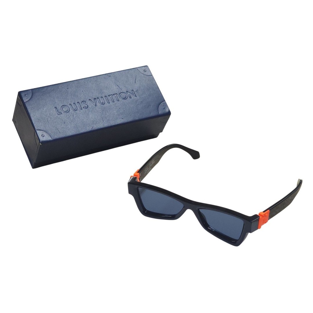 $299.99 + Free Shipping! Step out in style with iconic Louis Vuitton Virgil Abloh cat eye sunglasses! UV400 protection and sleek black acetate framesโperfect for any sunny day. Elevate your look with designer vibes! ๐๐ถ๏ธ #LouisVuitton #DesignerSunglasses #FashionForward #UVProtection #Sunglasses
https://ebay.us/m/NASeJ5