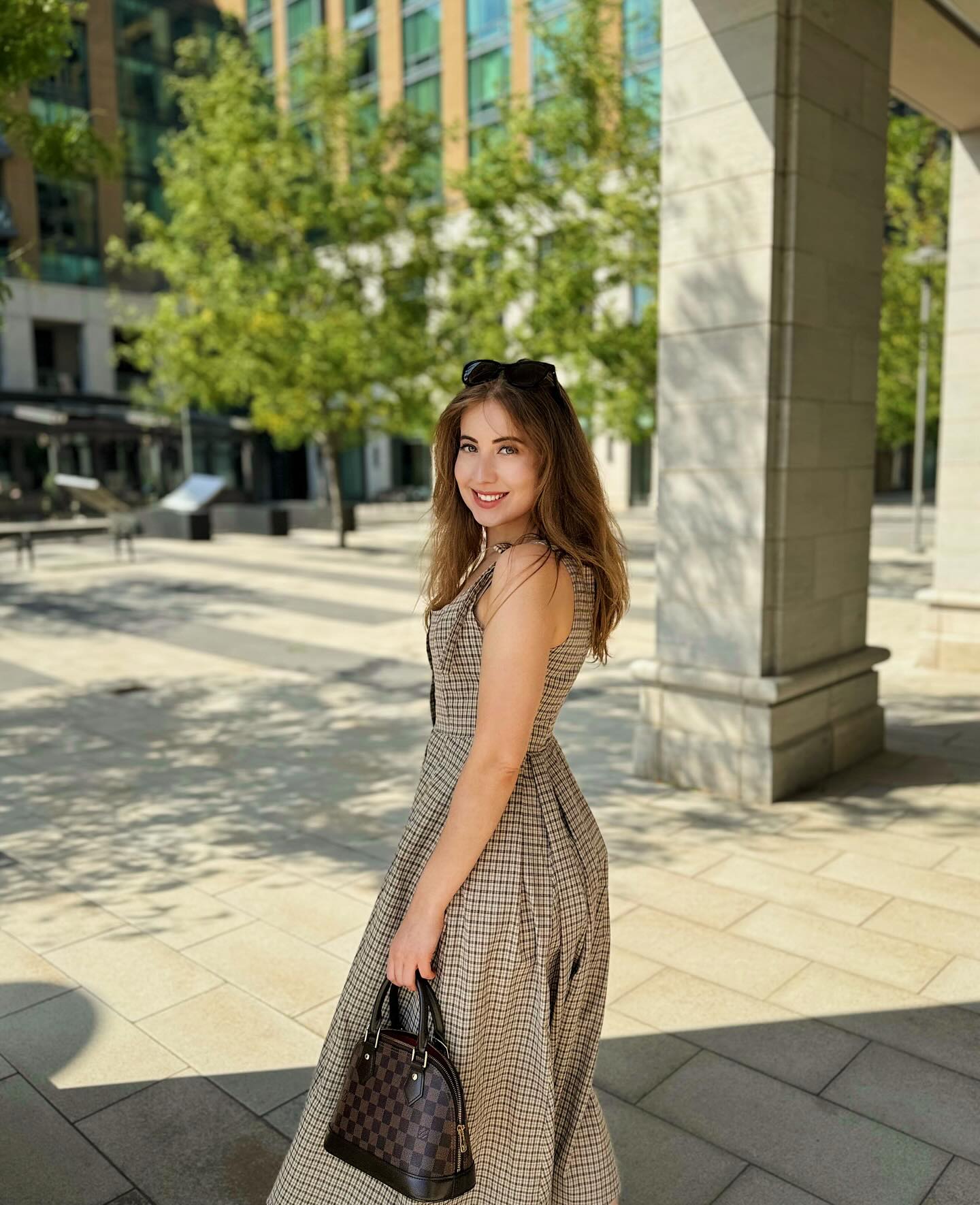Burlington is full of gems — and one of my favourites is @thepearlehotel 🤎
Just outside Toronto, this stunning spot feels like stepping into the lap of luxury. Whether you’re visiting for a day or a weekend, there’s so much to enjoy:
1. Stay in one of their beautifully designed, cozy-luxe rooms 🛏️
2. Dine at the incredible @isabelle_restaurant 🍽️
3. Grab a quick bite or coffee at the charming Pearle Café ☕🥐
4. Treat yourself to a spa day (one of the best in Ontario!) 💆♀️
5. Celebrate life’s moments in their gorgeous event spaces with views of the lake 🌊
The Pearle Hotel is definitely worth a stop when in Burlington. And don’t forget to snap a few photos outside, it’s picture-perfect! 📸✨