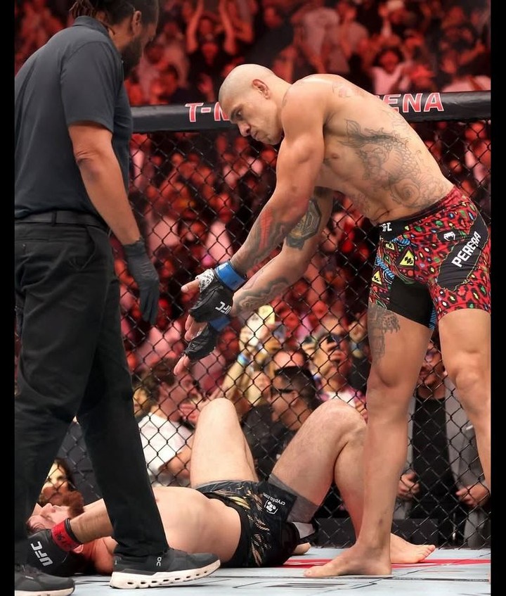 الداغستاني محمد 
 أنكالييف فؤجئ خلال نزاله مع المقاتل البطل إليكس بيريرا بالهجوم السريع والضغط الرهيب من اول ثانية ... عكس النزال الأول بينهم كان بيريرا متراجع وهادي ، استقبل لكمة وانتهى كل شي للأسف
تحية كبيرة للبطل البرازيلي عودته من خسارته شيء يُدرّس ، وبانتظار ما سيفعله انكلايف مستقبلاً  #UFC320 #abdulaziz #samuraijits #MMA الداغستاني محمد 
 أنكالييف فؤجئ خلال نزاله مع المقاتل البطل إليكس بيريرا بالهجوم السريع والضغط الرهيب من اول ثانية ... عكس النزال الأول بينهم كان بيريرا متراجع وهادي ، استقبل لكمة وانتهى كل شي للأسف
تحية كبيرة للبطل البرازيلي عودته من خسارته شيء يُدرّس ، وبانتظار ما سيفعله انكلايف مستقبلاً  #UFC320 #abdulaziz #samuraijits #MMA