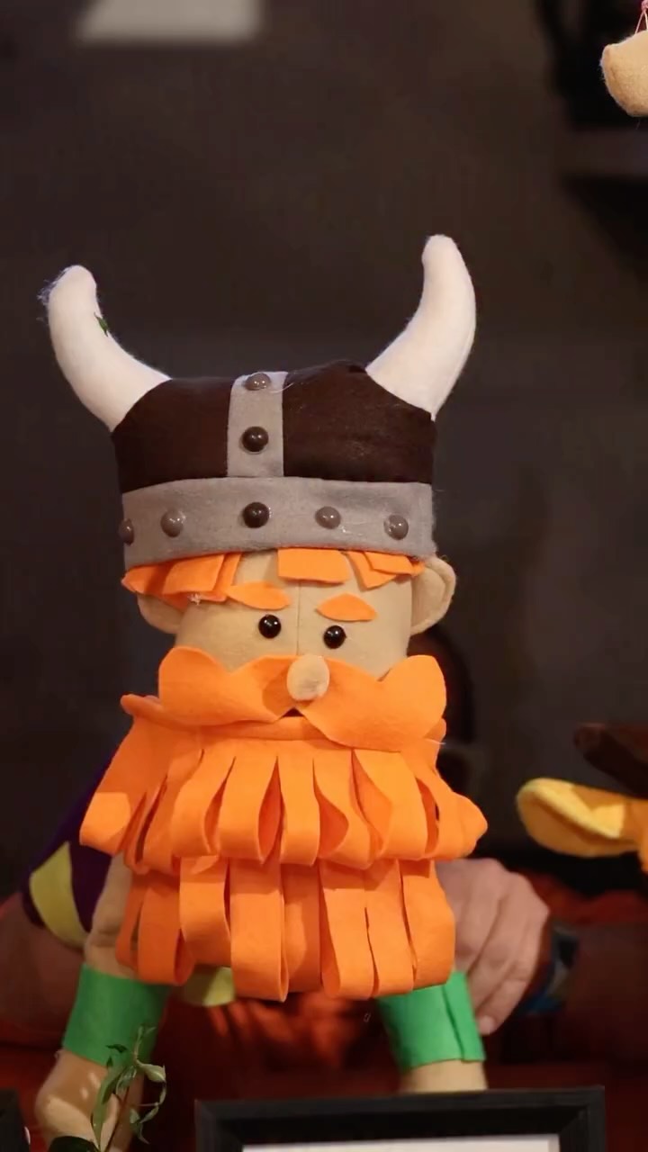 Después de oler el café o ver la Galería, te va a saludar Capitán Barba.
Está en la primera tienda al entrar, rodeado de arte, libros, cuenta cuentos y pura creatividad de la mano de @apapacharmex y el @magodelasnubes
No olvides pasar a visitarlo en tu próxima visita.