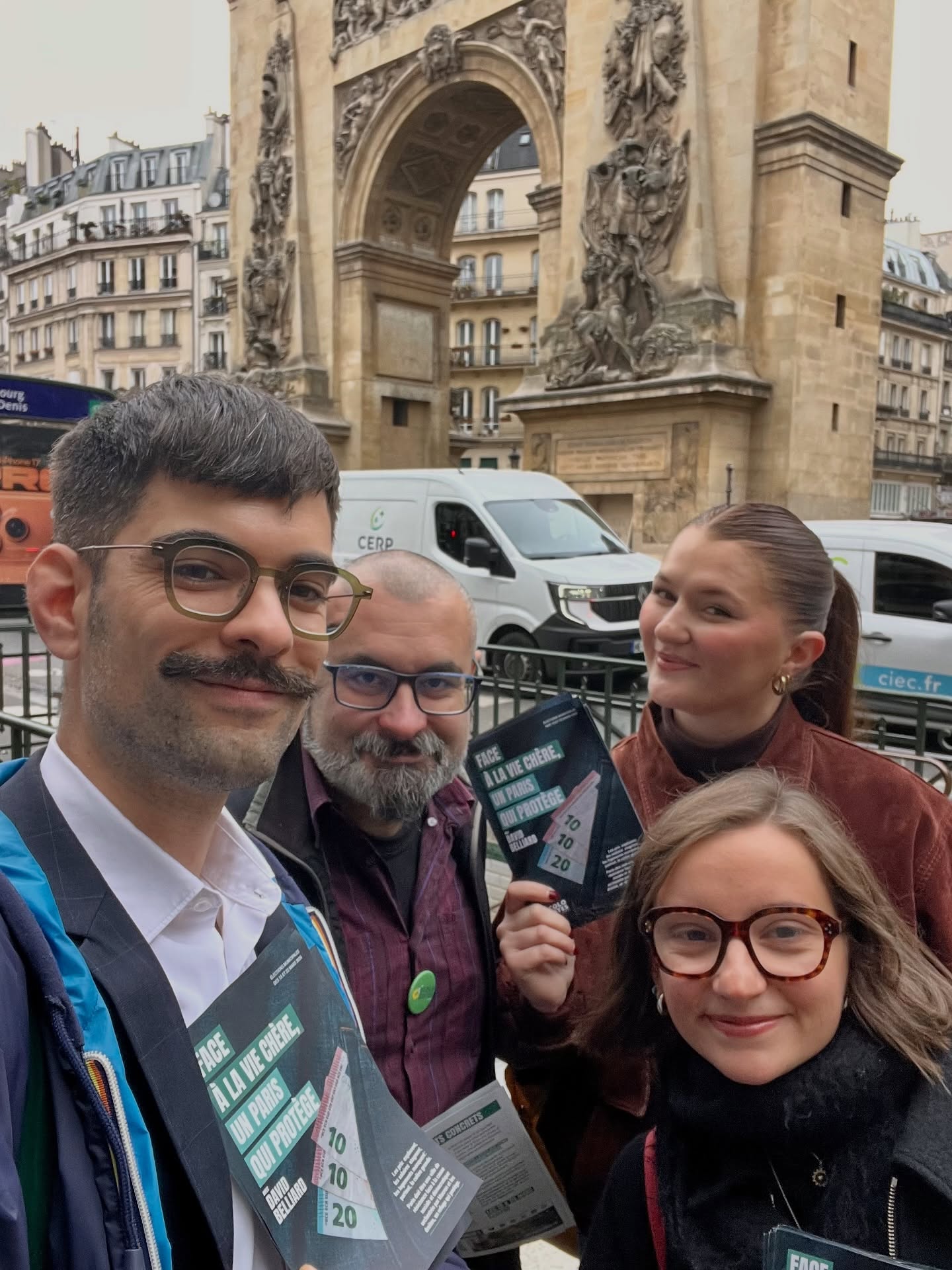 A Paris centre plus qu’ailleurs les prix explosent !
Nous étions présent•es ce matin au métro Strasbourg St Denis pour présenter nos engagements concrets.
Encadrement renforcé des loyers, lutte contre les airbnb professionnels, réduire le nombre de logements vides…
Paris doit être une ville de résistance face à la casse sociale et démocratique orchestrée par E. Macron et les droites libérales.