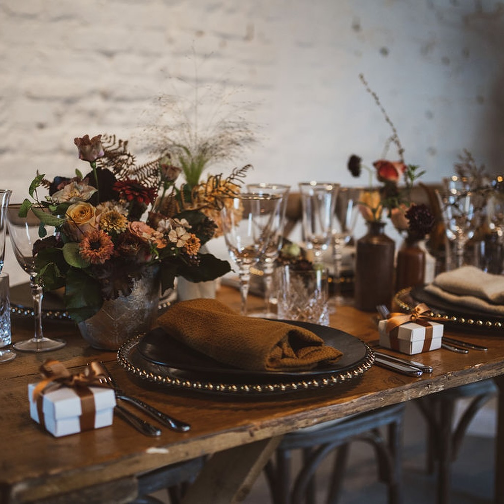 🌟 New Blog Post 🌟
She’s back! After a brief break in blogging over the summer… I’ve got something new for you, full of autumnal wedding inspiration! 🍂
Check out this dreamy boho autumnal wedding at @stanfordfarmweddings - link in bio!
Concept and planning @evermoreeventstudio
Photography by @upontheheathphotography
Venue @stanfordfarmweddings_events
Flowers @emmajanedesigns
Hair & makeup @mrskassimac
Bridal dress @emstreybridal
Groom’s suit @peterposhsuits
Afternoon tea @grazingbrewbox
Macarons @shropshiremacarons
Cake @toyahemily
Doughnuts @planet_doughnut
Crockery, glassware, table & chairs @tipplesbarandhire
Peacock chairs and arch @two_hearts_event_hire
Models @ilybeayoga @danowenmusic
Table favours & fudge @upperoaks
Stationery @chloe_parsons_homewares
Macrame @harastudio_
Silk ribbon @thebotanicaldyer