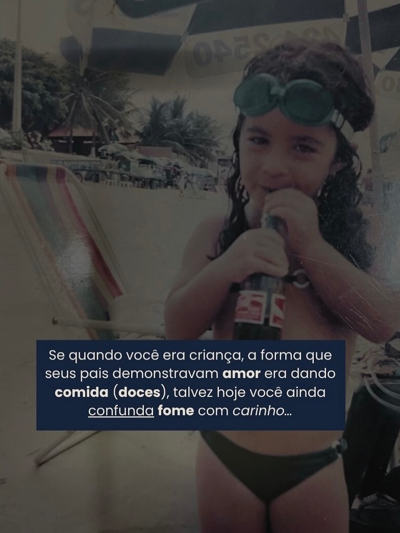 Você já parou pra pensar que o doce pode ter sido a sua primeira forma de receber amor? 🍬💭
Quando éramos crianças, o carinho muitas vezes vinha em forma de chocolate, pirulito, bala… e o cérebro aprendeu que comer traz conforto.
Mas quando crescemos e seguimos buscando esse mesmo aconchego na comida, nasce a culpa — e junto dela, o ciclo de restrição, ansiedade e descontrole.
O problema nunca foi o doce.
Foi o vazio que ele tentava preencher no seu inconsciente.
Nesse Dia das Crianças, o meu convite é simples e cheio de afeto:
✨ priorize a presença, o carinho, a brincadeira.
Essas são as formas mais bonitas de se nutrir — e não têm culpa nenhuma envolvida. 💗