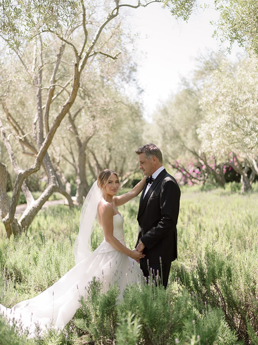 Sometimes the world really does feel like a small, beautiful place. Loved creating this elegant bridal hair and makeup look for Sydney. It was such a delightful coincidence to find out we shared a neighboring small hometown in the Midwest, and that they chose to elope right here in sunny Santa Barbara. ✨ It was such a joy to be part of their intimate day and bring her dream hair and makeup vision to life.
Scroll through to see the cutest guest of all 🐾
Venue @sanysidroranch
Photography @catherinemarietaylor.co
Content @heartcraftedsocial
Floral @jausofvern
Gown @destinysbride
Beauty @marla_hairandmakeup