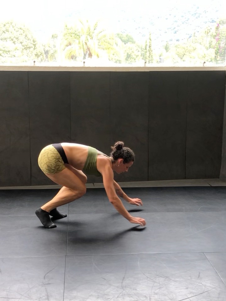 La perseverancia y la fuerza de voluntad es algo muy poderoso, nos puede llevar hasta donde queramos, a donde soñemos. A través del entrenamiento he encontrado partes en mi que no conocía, desde músculos que antes no reconocía hasta entender como la tristeza también se puede lavar como lágrimas a través del sudor de la piel. También como tras prueba y error, cientos de veces, algún día te sale ese movimiento que jamás imaginaste en ti, en este caso para mi: pararme de manos, cada día voy mejorando. Más allá de los objetivos personales, cuando entreno en grupo, me encanta ver la evolución de los demás, dejar competencias de lado y aprender a motivarnos entre todos, y entrenar con amigas se vuelve algo tan intimo y lleno de risas.
Cada día al despertarme a pesar del cansancio, rutinas abrumadoras, frustraciones, tristezas o cualquier otra sensación que podría boicotearme para no hacer deporte, debo de admitir que gracias a cada galletita de coca que me como en la mañana, me da la fuerza, enfoque y determinación para hacer lo que se que tengo que hacer. Gracias a mi voluntad divina y al mundo de las plantas por seguir nutriéndonos y sosteniéndonos