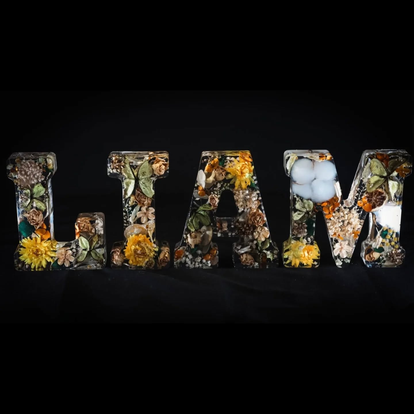 ✨ Des lettres uniques, remplies d’émotion ! ✨
Découvrez nos lettres en résine époxy d’environ 20 cm, entièrement personnalisables 🌿
Chaque création renferme de véritables fleurs séchées, soigneusement choisies pour leur beauté et leur symbolique 💐
Parfaites pour :
💍 Une déco de mariage
👶 Une chambre de bébé
🎁 Un cadeau unique et sentimental
🏡 Une touche poétique à votre intérieur
Chaque lettre est faite à la main, avec amour et précision, pour un rendu lumineux, délicat et éternel 💫
🖋️ Choisissez :
Les lettres ♐️
Les couleurs 🎨
Simplement les initiales d'un prénoms 💖
📩 DM pour ta création sur mesure 🌷
#resineepoxy #fleurssechees #decoartisanale #personnalisation #cadeauunique #faitmain #creationfrancaise #artfloral
@dipoxygermany
@zag.designs