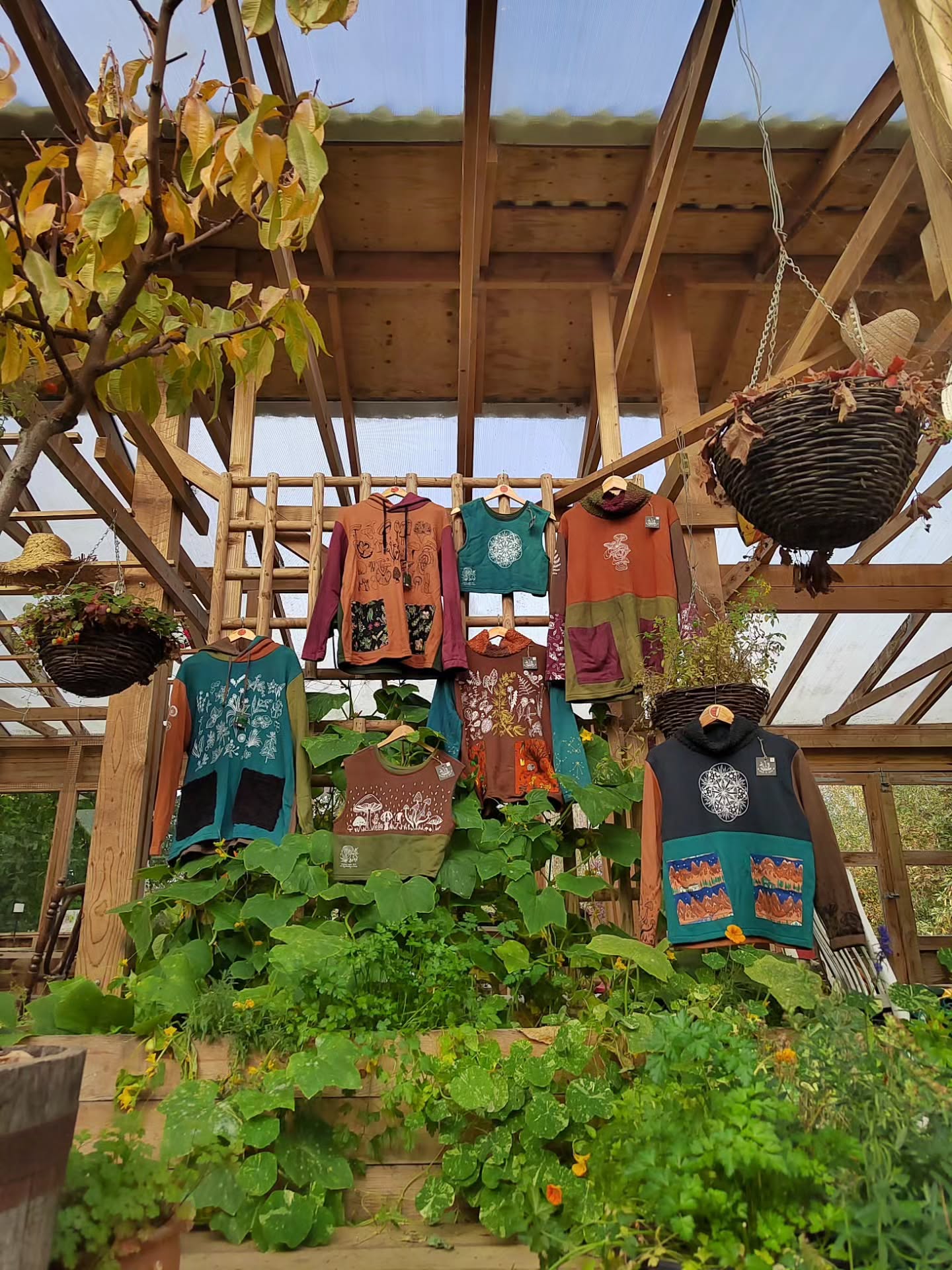 the humble 7 pieces that are left over from the summer stock! i've had a marvellous month away and totally forgot to put these up online. they're up now and here they are in all their glory in the beautiful greenhouse at @feraluxfarm
www.houseofbeanco.com
#botanical #hemp #hempclothing #sustainableclothing #handmade #madetoorder #smallbusiness #screenprint #mushrooms #wildfood #foraging #forager